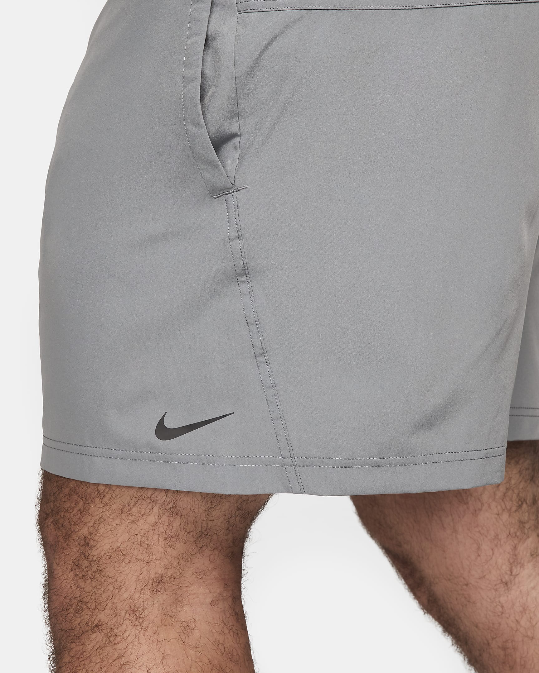 Shorts versátiles Dri-FIT de 13 cm sin forro para hombre Nike Form - Gris humo/Negro