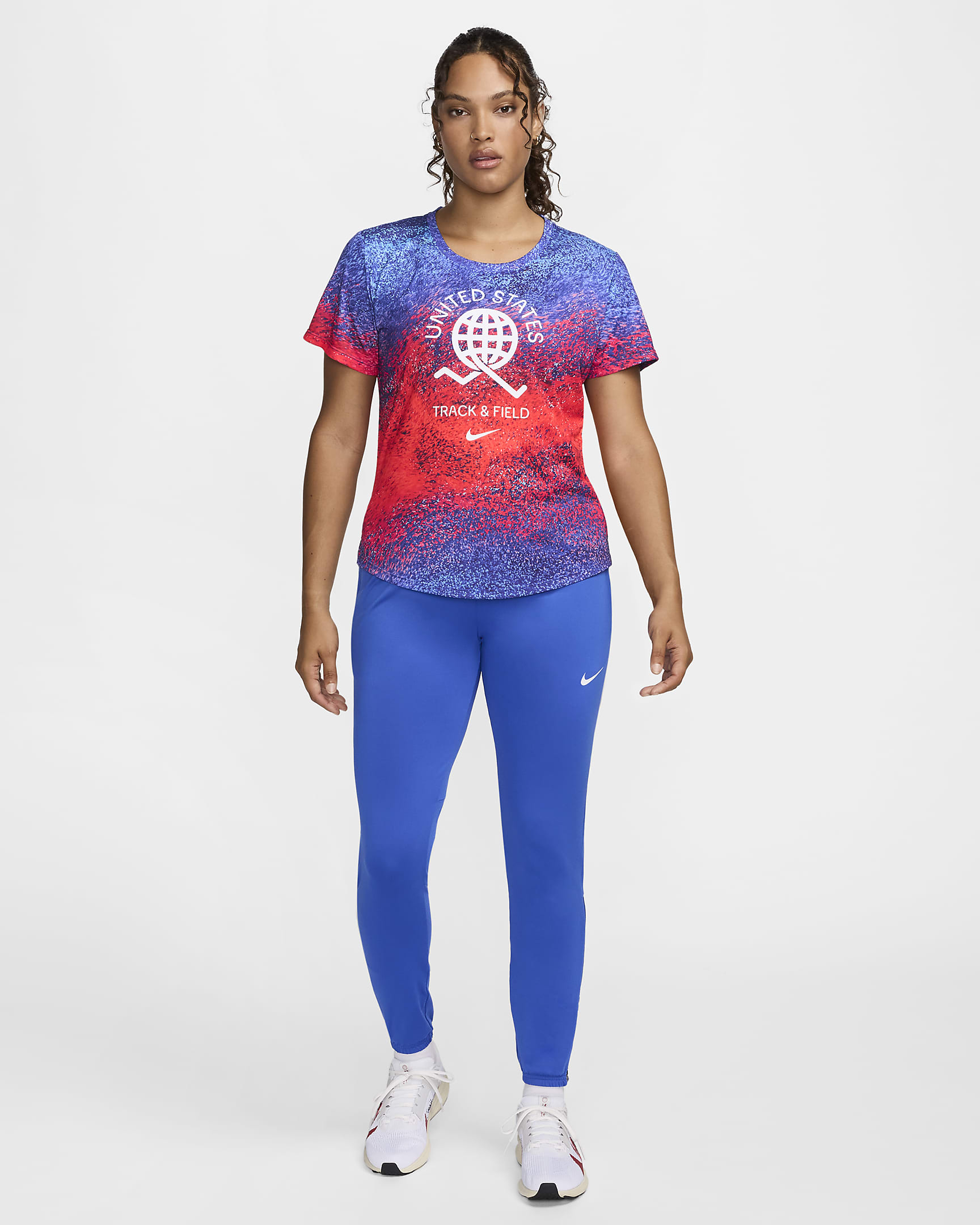 Playera de manga corta de correr Nike Dri-FIT para mujer USA One - Carmesí brillante/Azul eléctrico/Azul báltico/Blanco