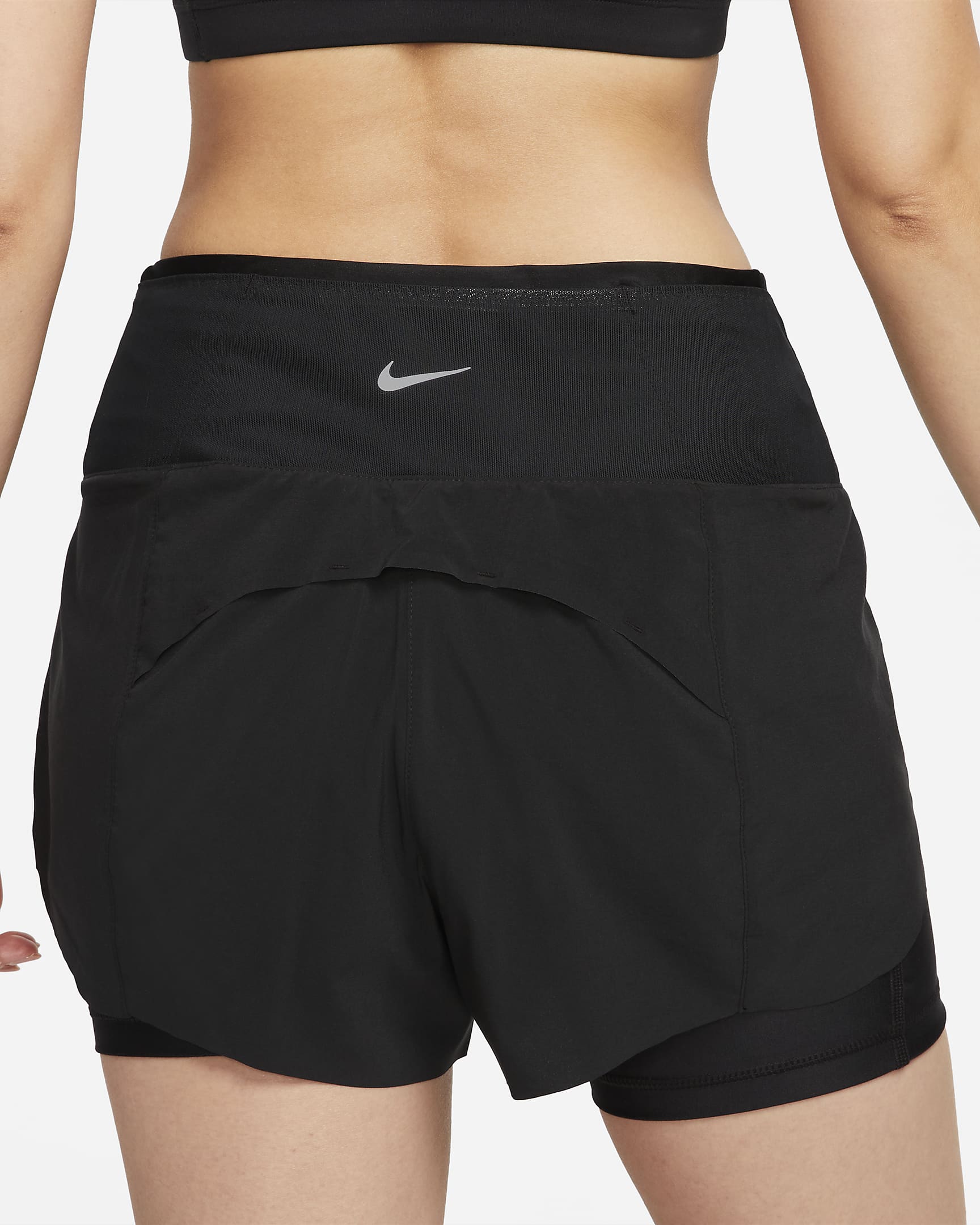 กางเกงวิ่งขาสั้น 3 นิ้วเอวปานกลางผู้หญิงแบบ 2-IN-1 พร้อมกระเป๋า Nike Dri-FIT Swift - ดำ