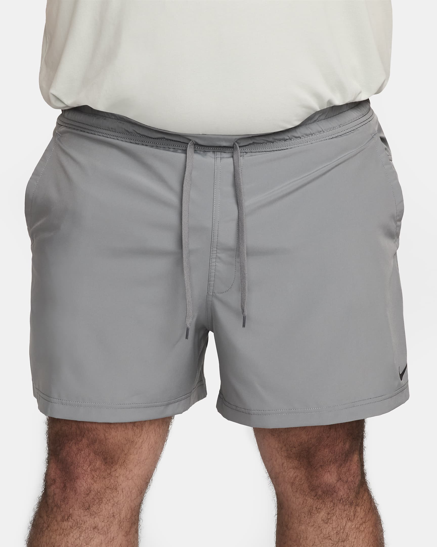 Shorts versátiles Dri-FIT de 13 cm sin forro para hombre Nike Form - Gris humo/Negro