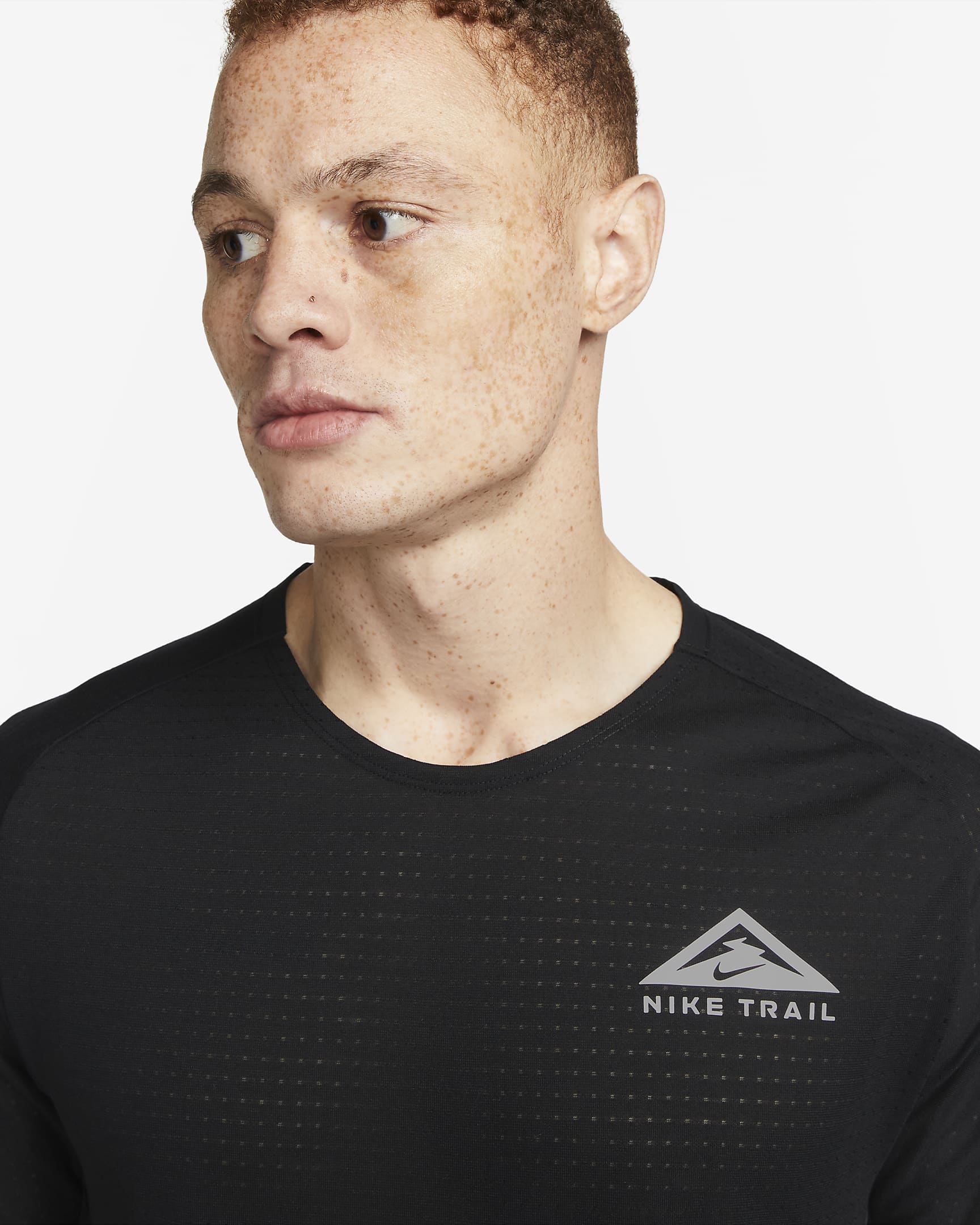 Pánské běžecké tričko Nike Trail Solar Chase Dri-FIT s krátkým rukávem - Černá/Bílá