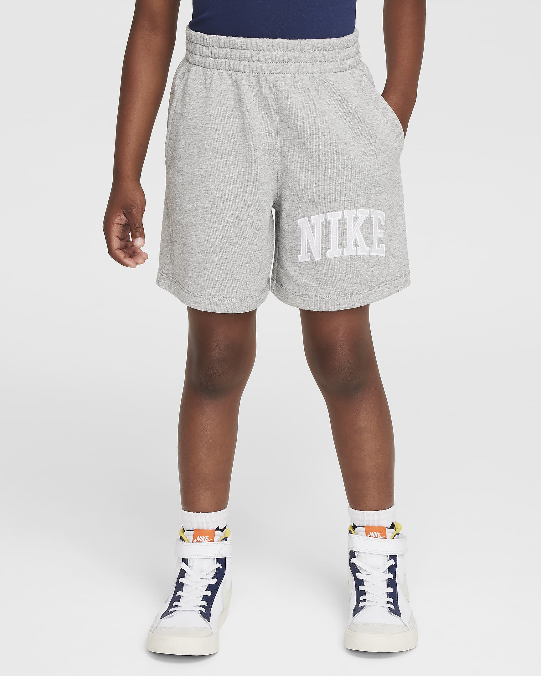 Shorts de French Terry con aplique para niños talla pequeña Nike Sportswear Club - Gris oscuro jaspeado