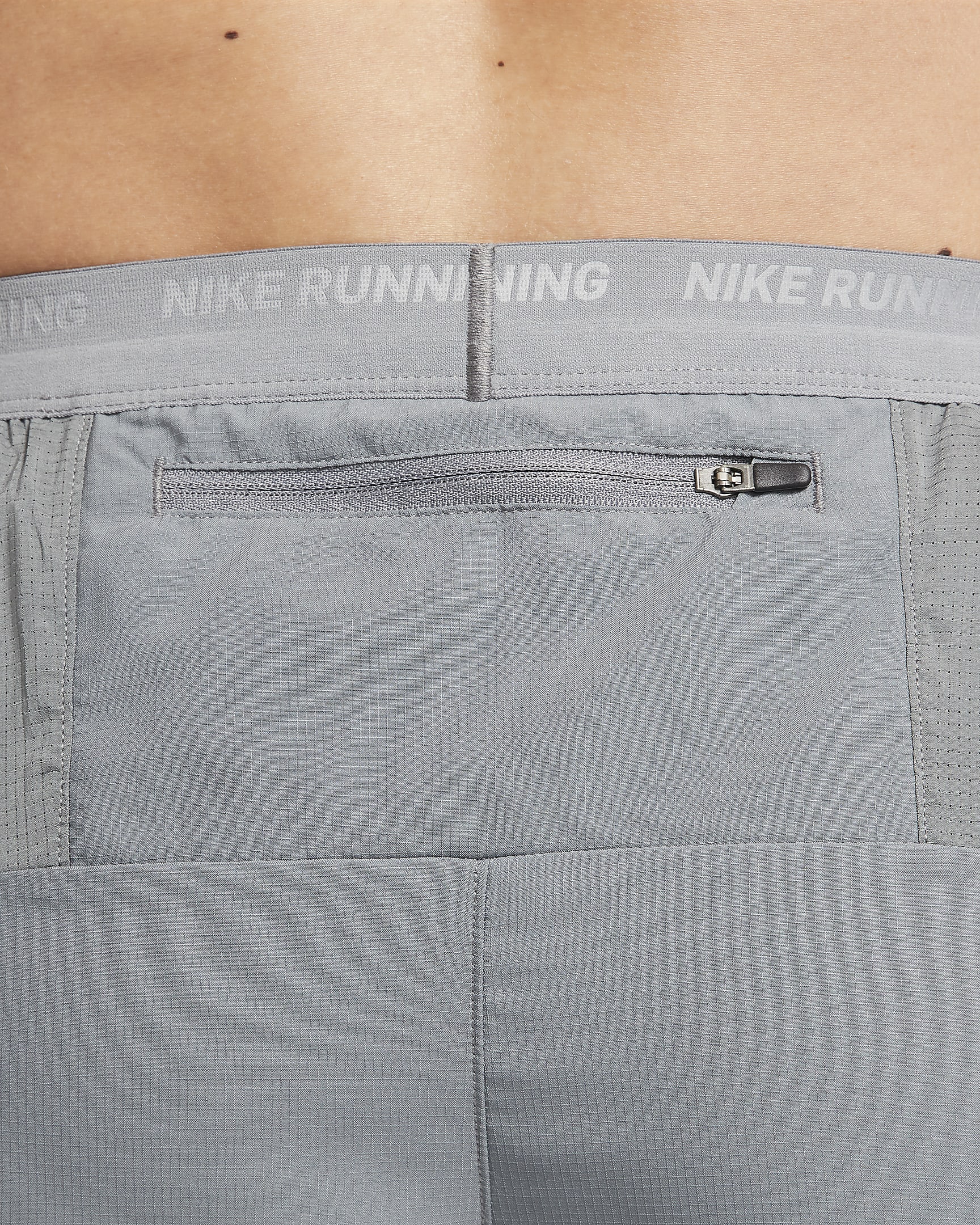 Shorts de correr Dri-FIT de 18 cm con forro de ropa interior para hombre Nike Stride - Gris humo/Negro