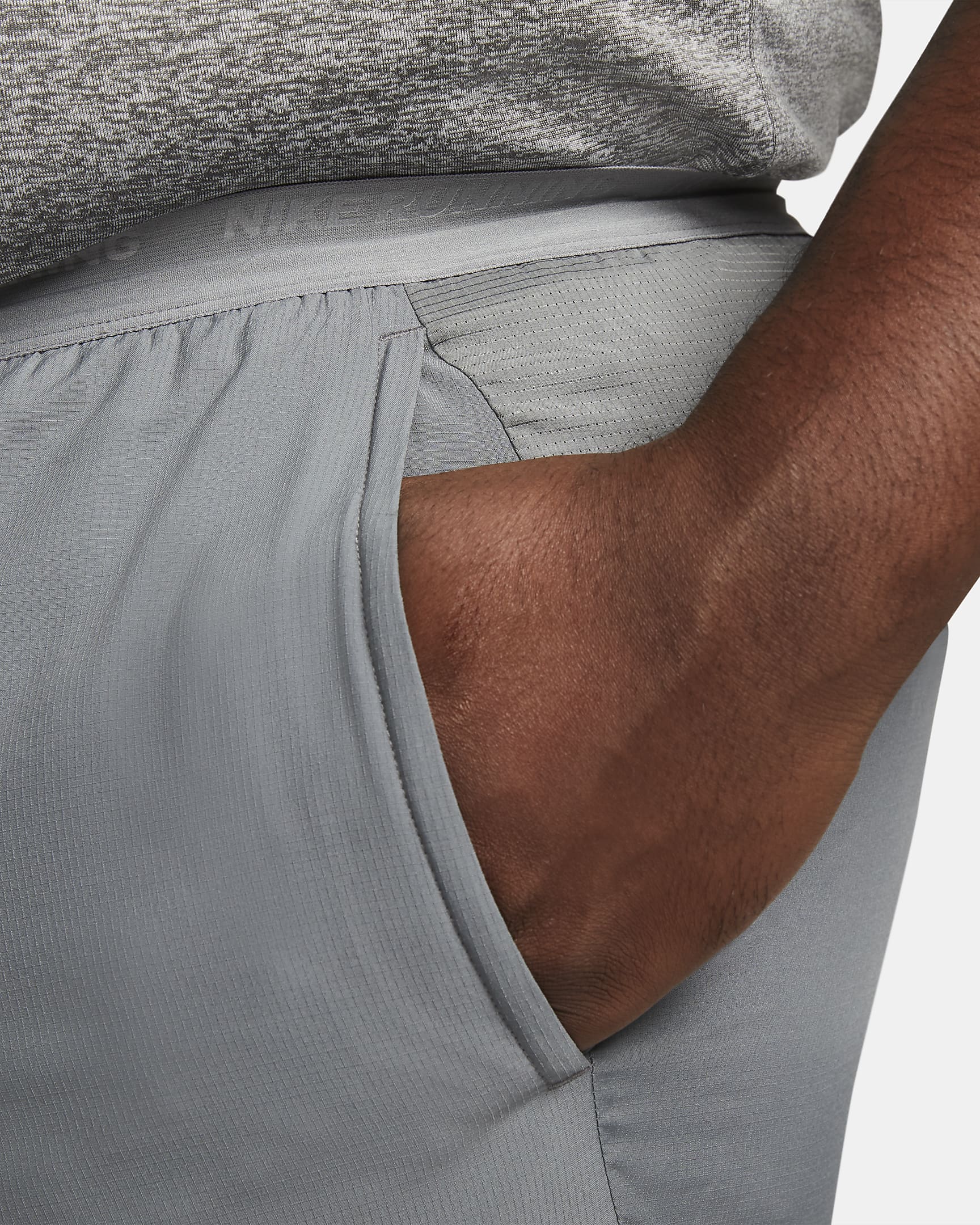 Shorts de correr Dri-FIT de 18 cm con forro de ropa interior para hombre Nike Stride - Gris humo/Negro