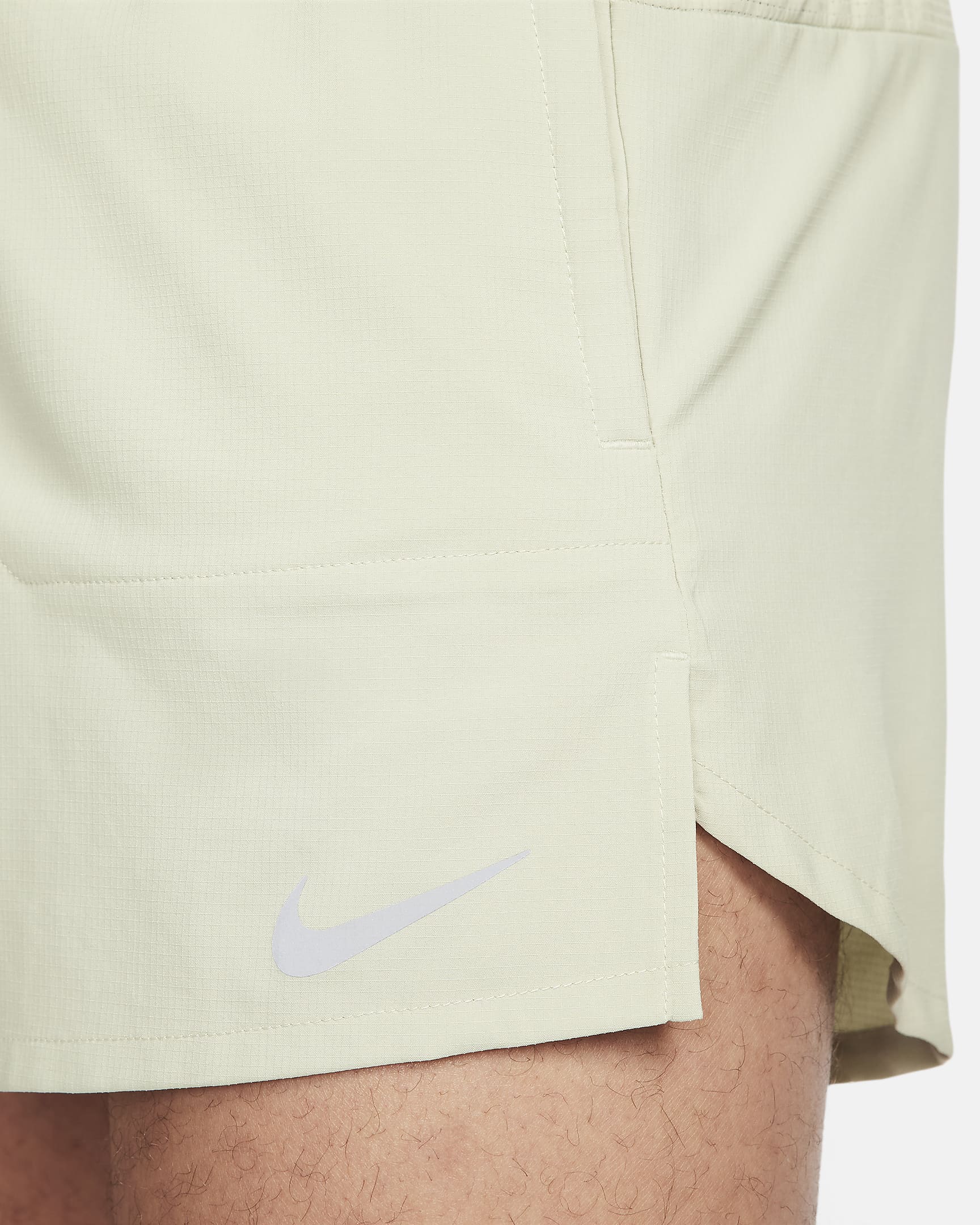 Shorts de correr Dri-FIT de 13 cm con forro de ropa interior para hombre Nike Stride - Aura oliva/Estuco oscuro