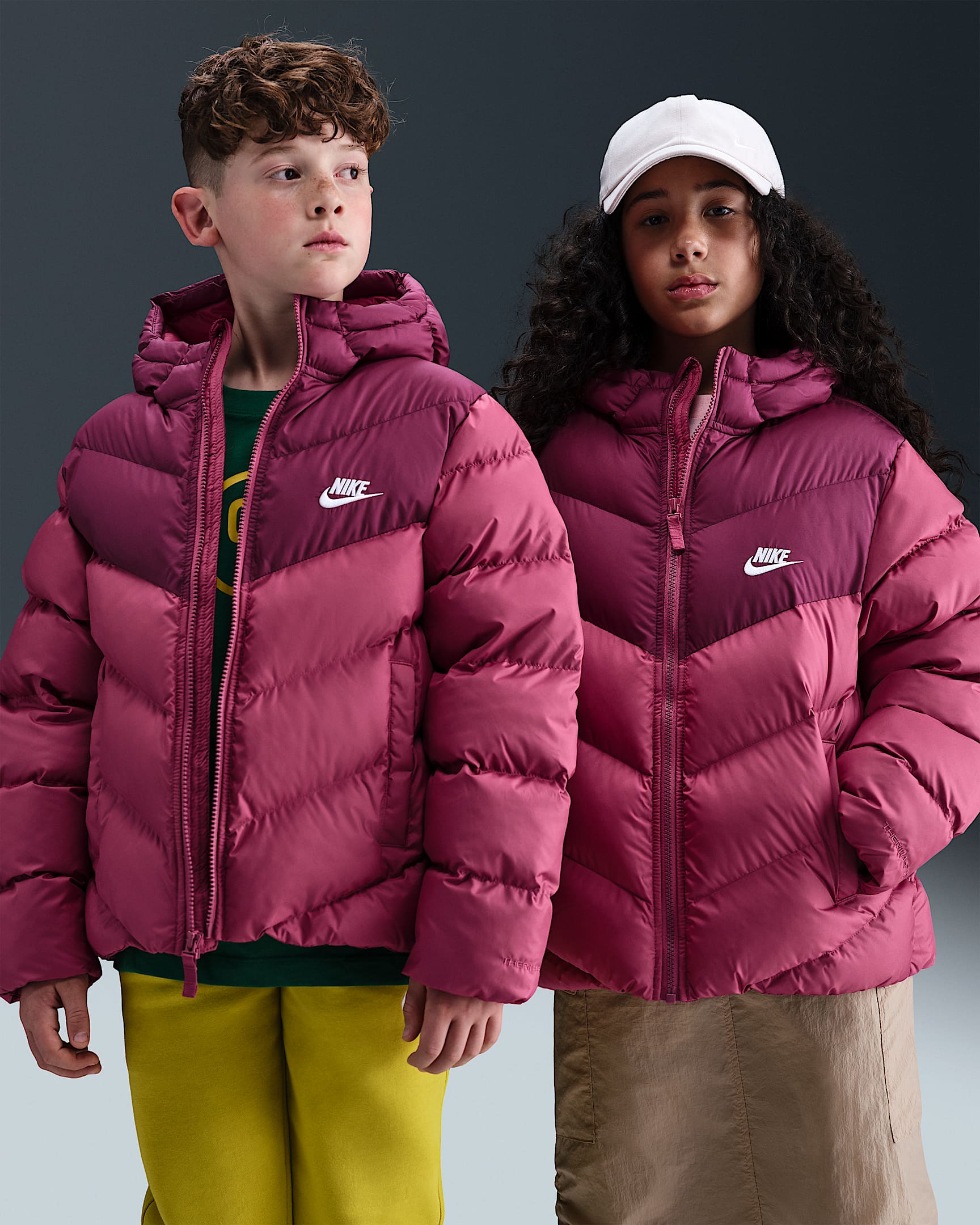 Chamarra acolchada Therma-FIT holgada para niños talla grande Nike Sportswear All Day Play - Remolacha dulce/Burdeos/Blanco