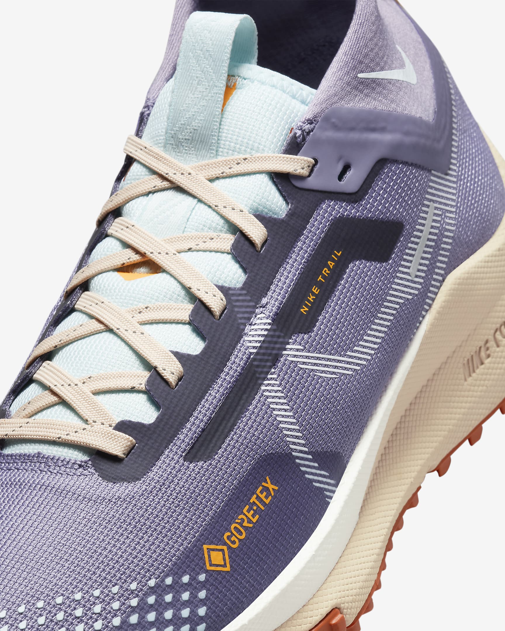 Nike Pegasus Trail 4 GORE-TEX wasserfester Traillaufschuh für Damen - Daybreak/Glacier Blue/Sundial/Weiß