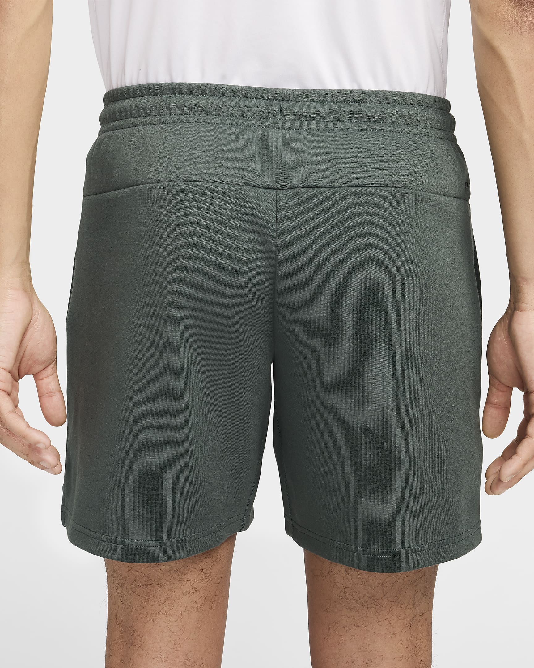 Shorts Dri-FIT de 18 cm sin forro con protección UV versátiles para hombre Nike Primary - Verde vintage/Verde vintage