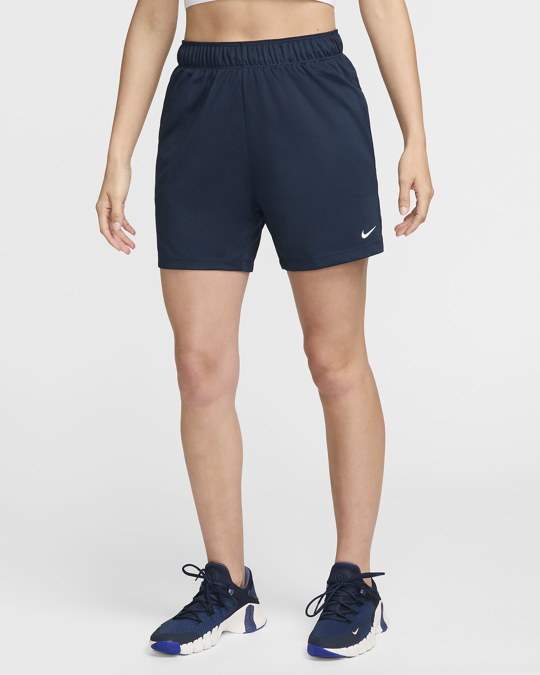 Dámské 13cm fitness kraťasy Nike Attack Dri-FIT se středně vysokým pasem bez podšívky - Armory Navy/Armory Navy/Černá