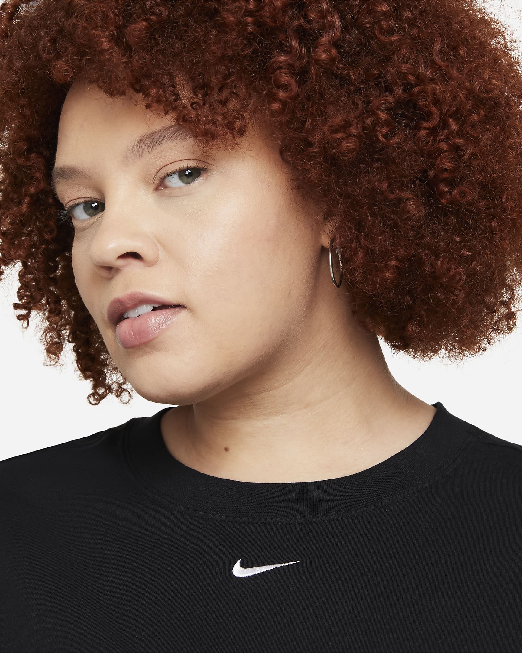 Overdimensioneret, kortærmet Nike Sportswear Essential-overdel til kvinder (plus size) - sort/hvid