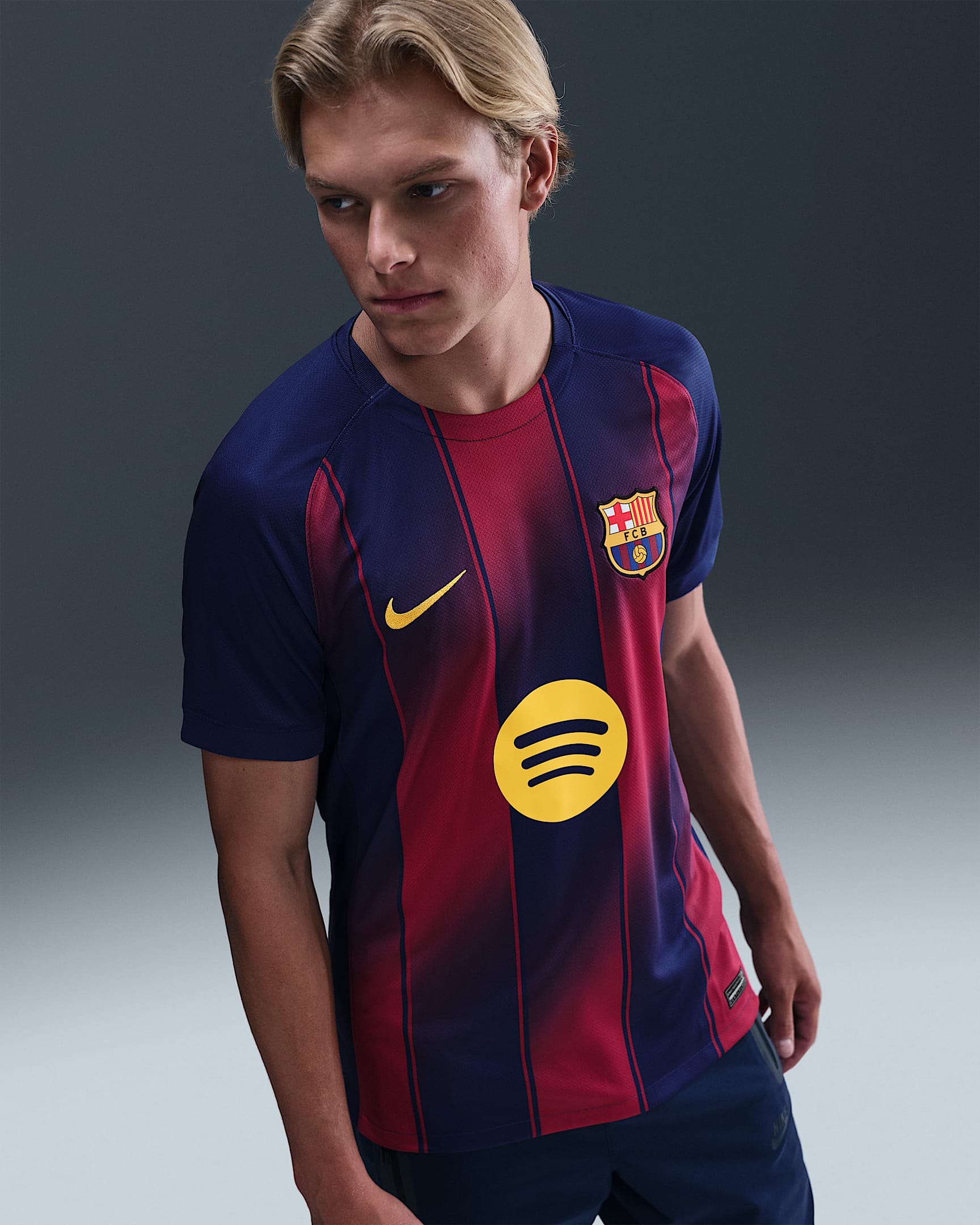 FCバルセロナ 2025/26 スタジアム ホーム メンズ ナイキ Dri-FIT サッカー レプリカ ユニフォーム - ディープロイヤルブルー/ディープロイヤルブルー/ノーブルレッド/ミッドウェストゴールド