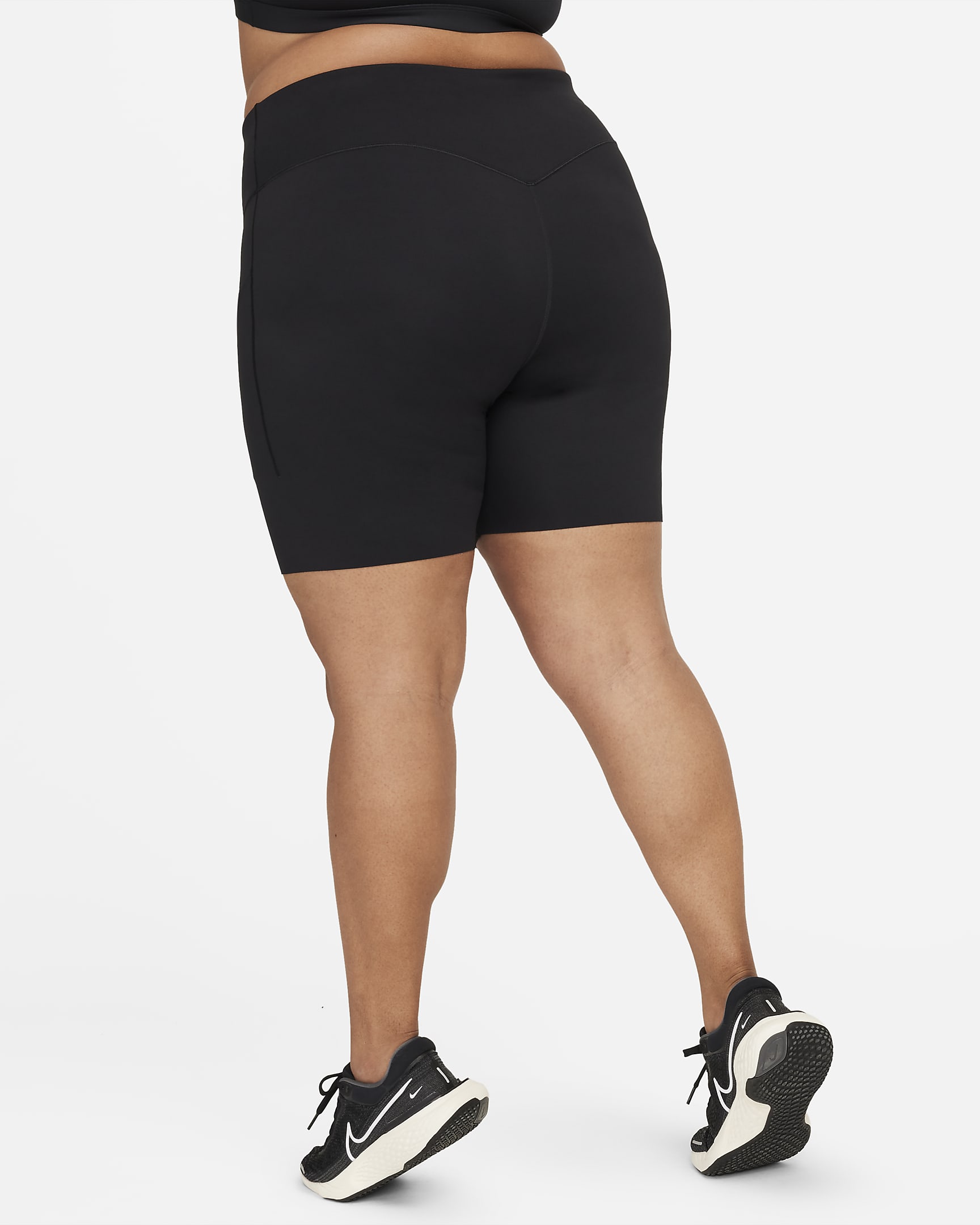 Nike Universa Mallas cortas de 20 cm de talle alto y sujeción media con bolsillos - Mujer (Talla grande) - Negro/Negro