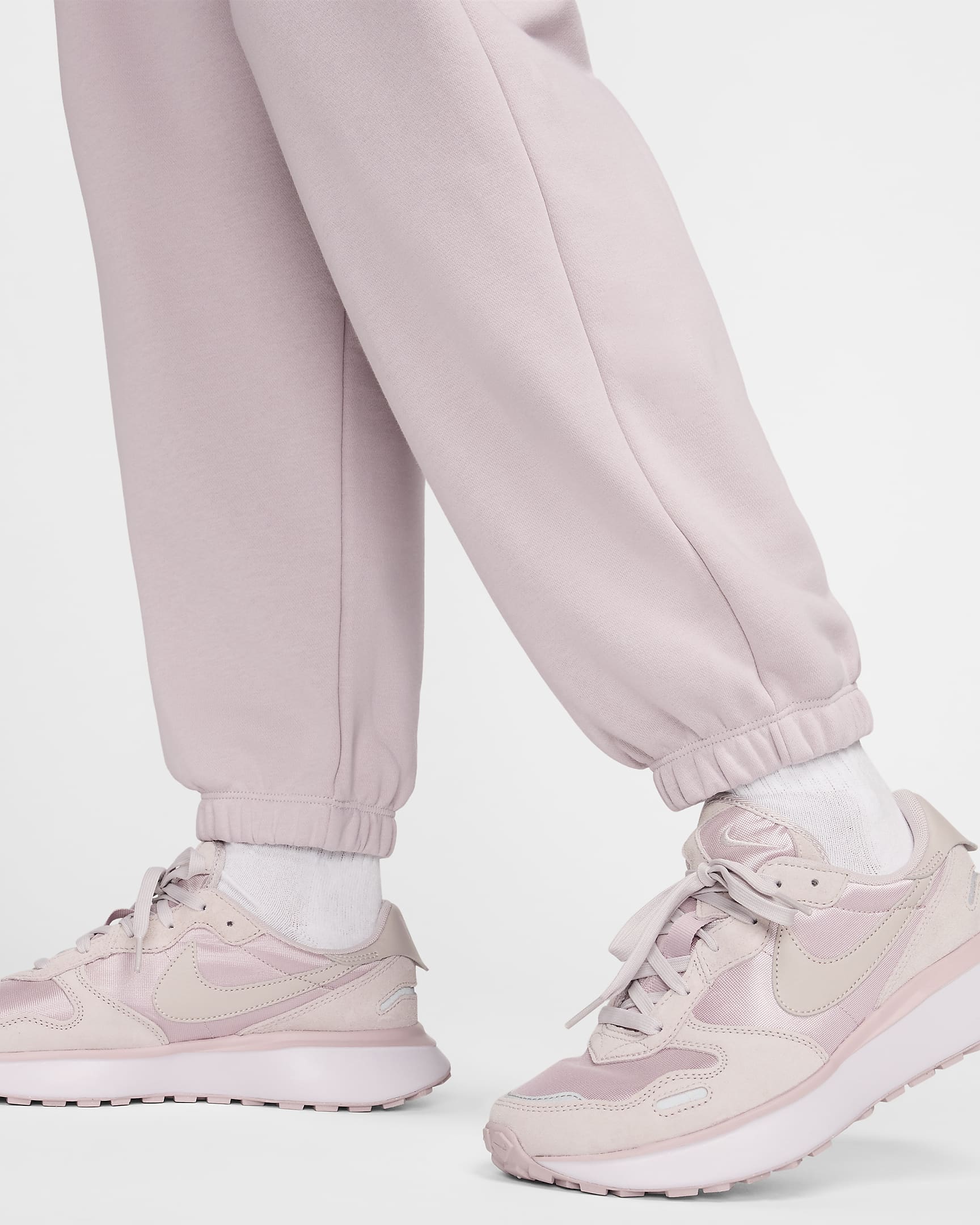 Pants de entrenamiento oversized de tiro medio para mujer Nike Sportswear Club Fleece - Violeta platino/Blanco