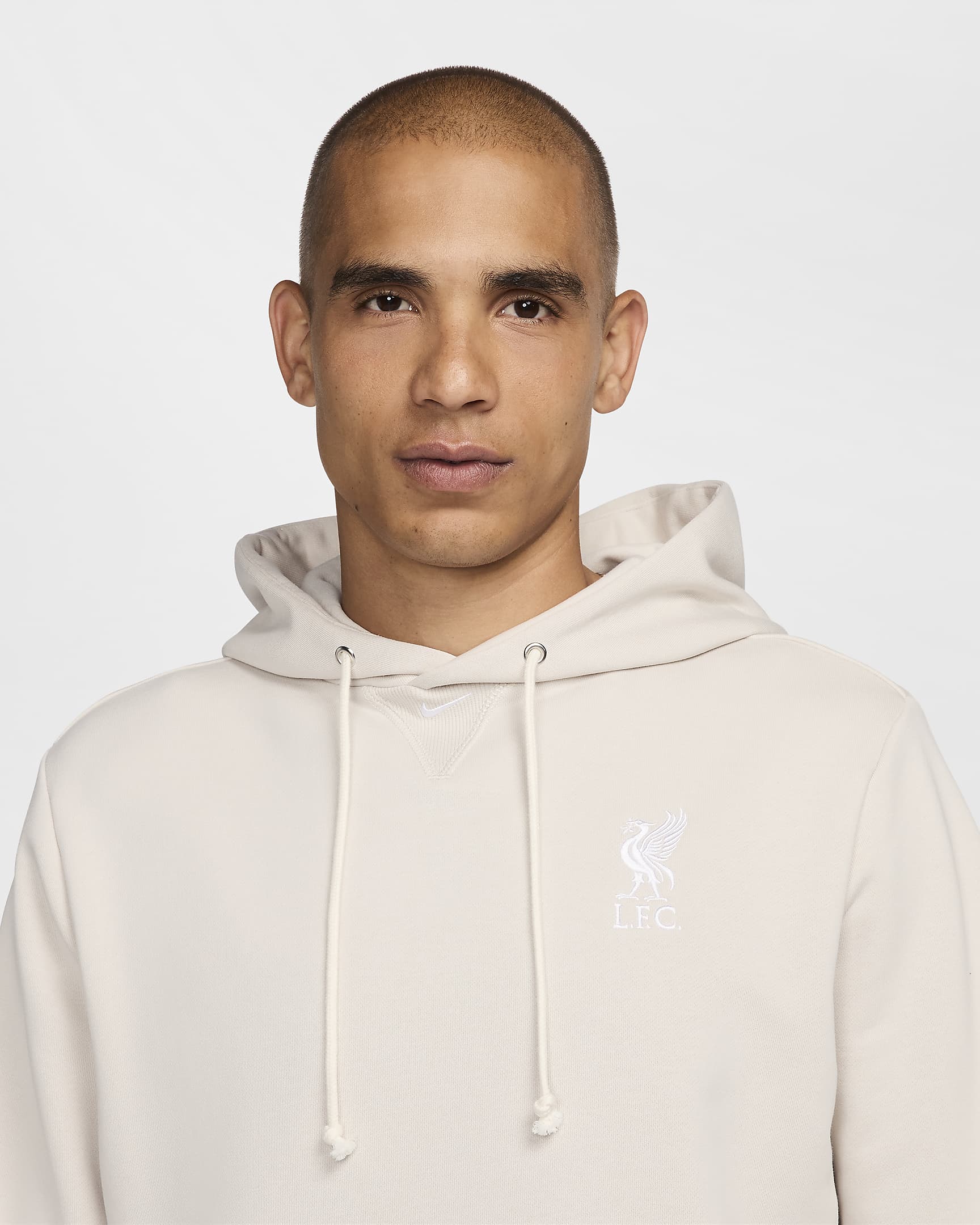 Liverpool FC Standard Issue Nike Dri-FIT fotballhettegenser til herre - Light Orewood Brown/Hvit