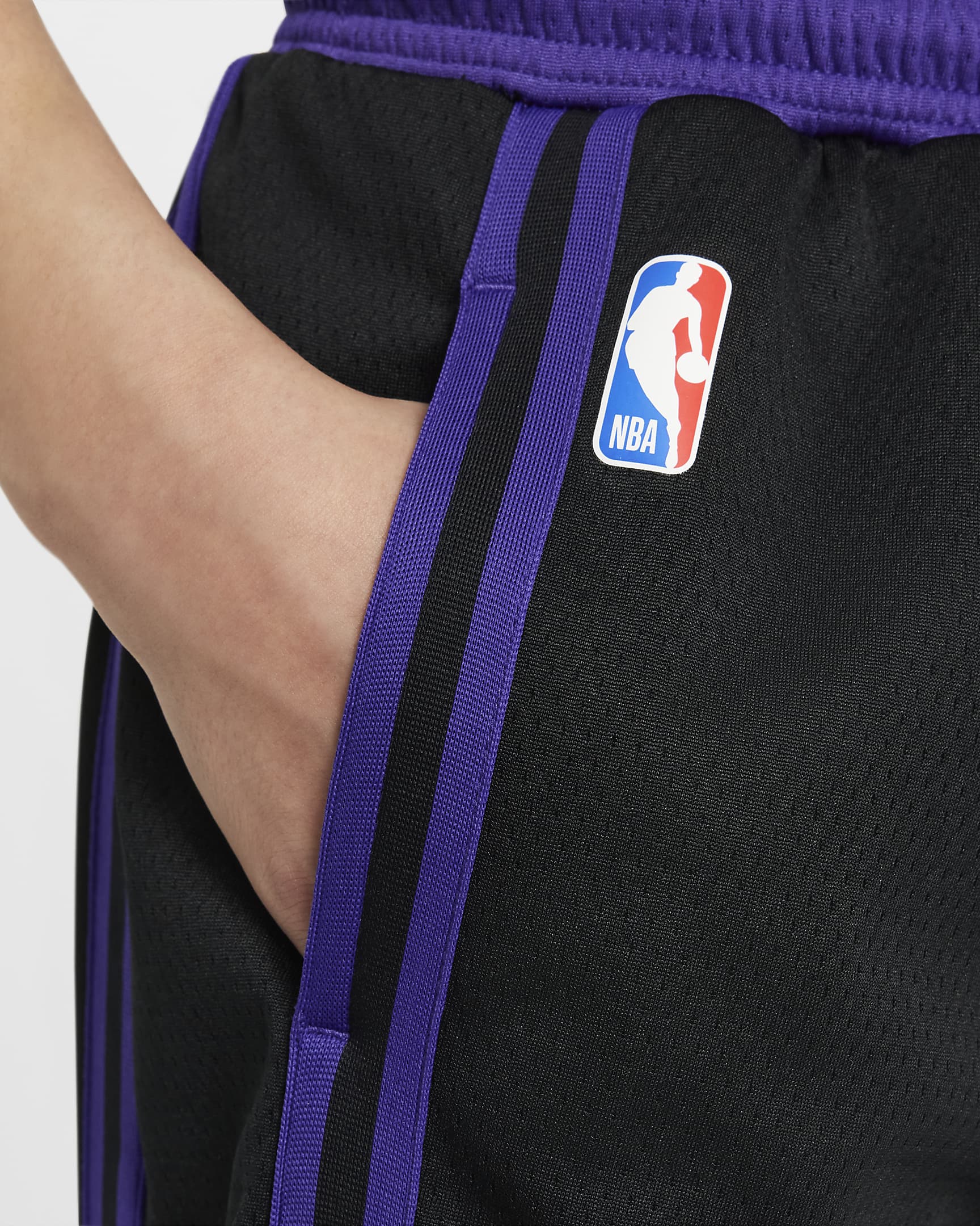 Los Angeles Lakers 2023/24 City Edition Nike Dri-FIT NBA Swingman Shorts für ältere Kinder - Schwarz