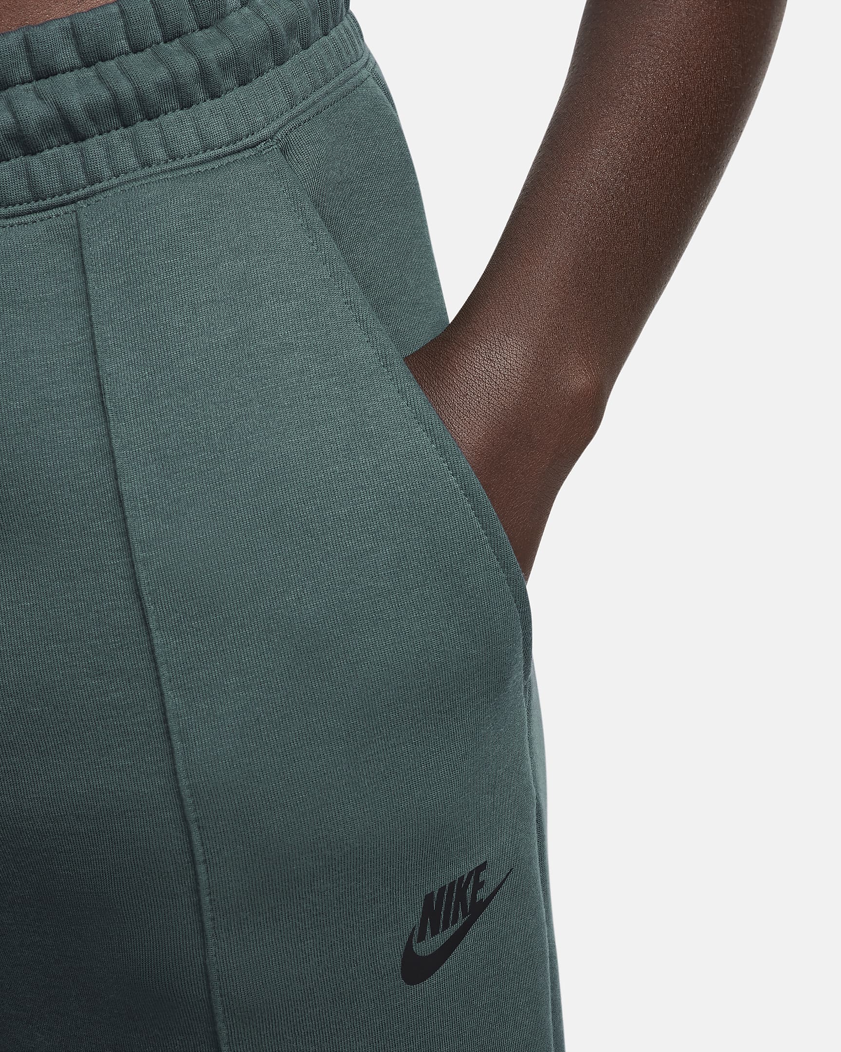 Nike Sportswear Tech Fleece joggebukse med mellomhøyt liv til dame - Deep Jungle/Svart