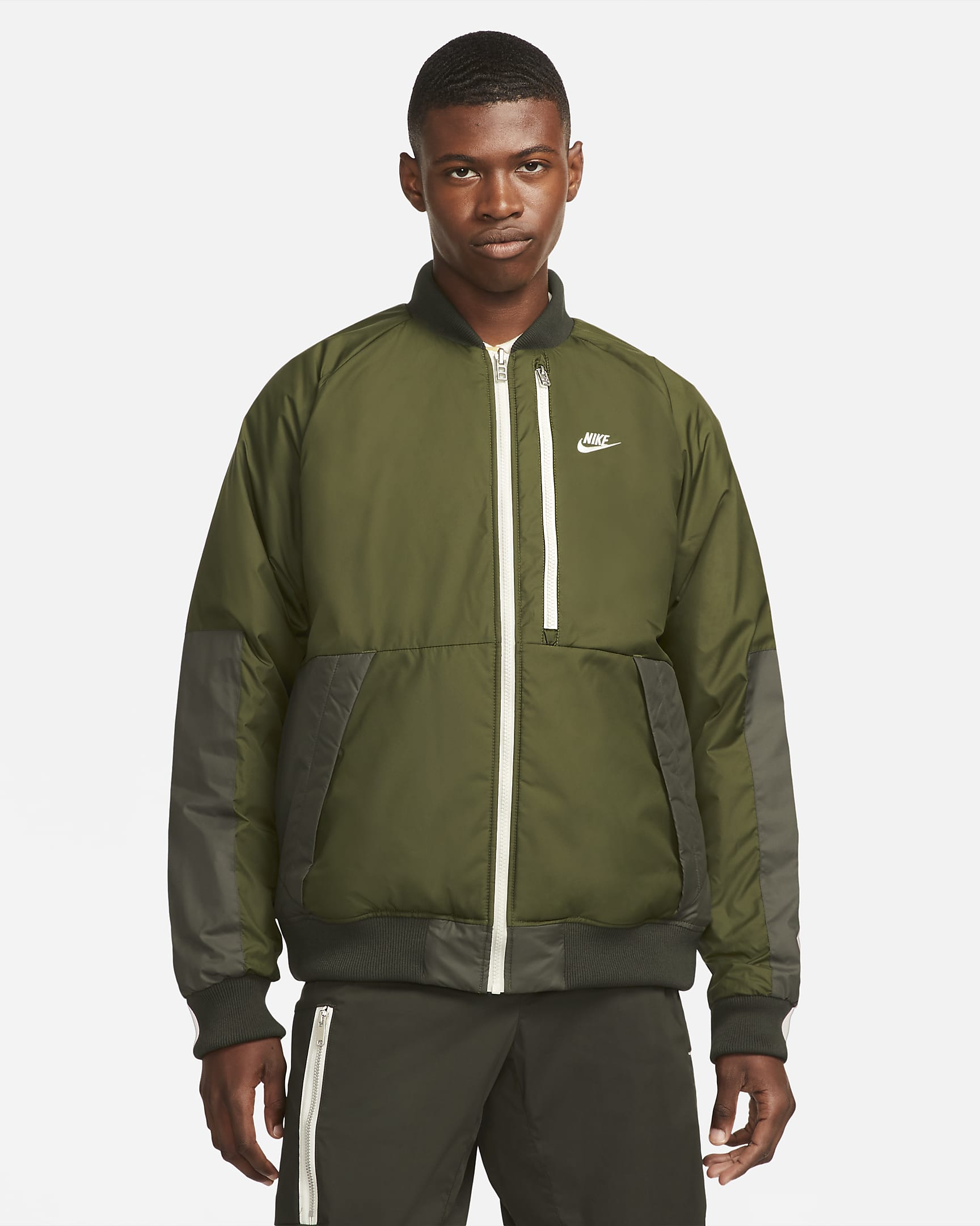 Chamarra tipo bomber reversible para hombre Nike Sportswear Therma-FIT Legacy - Verde puro/Secuoya/Vela