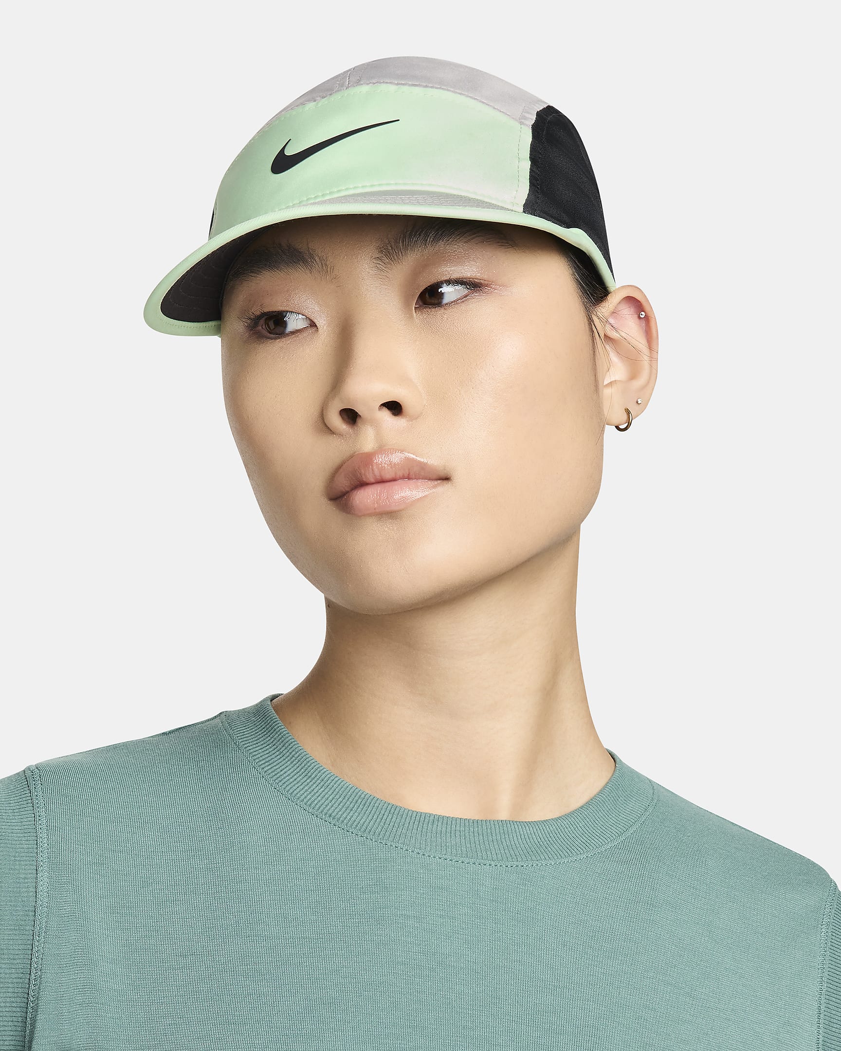 Nike Dri-FIT Fly Gorra sin estructura con logotipo Swoosh - Light Iron Ore/Vapor Green/Negro/Negro