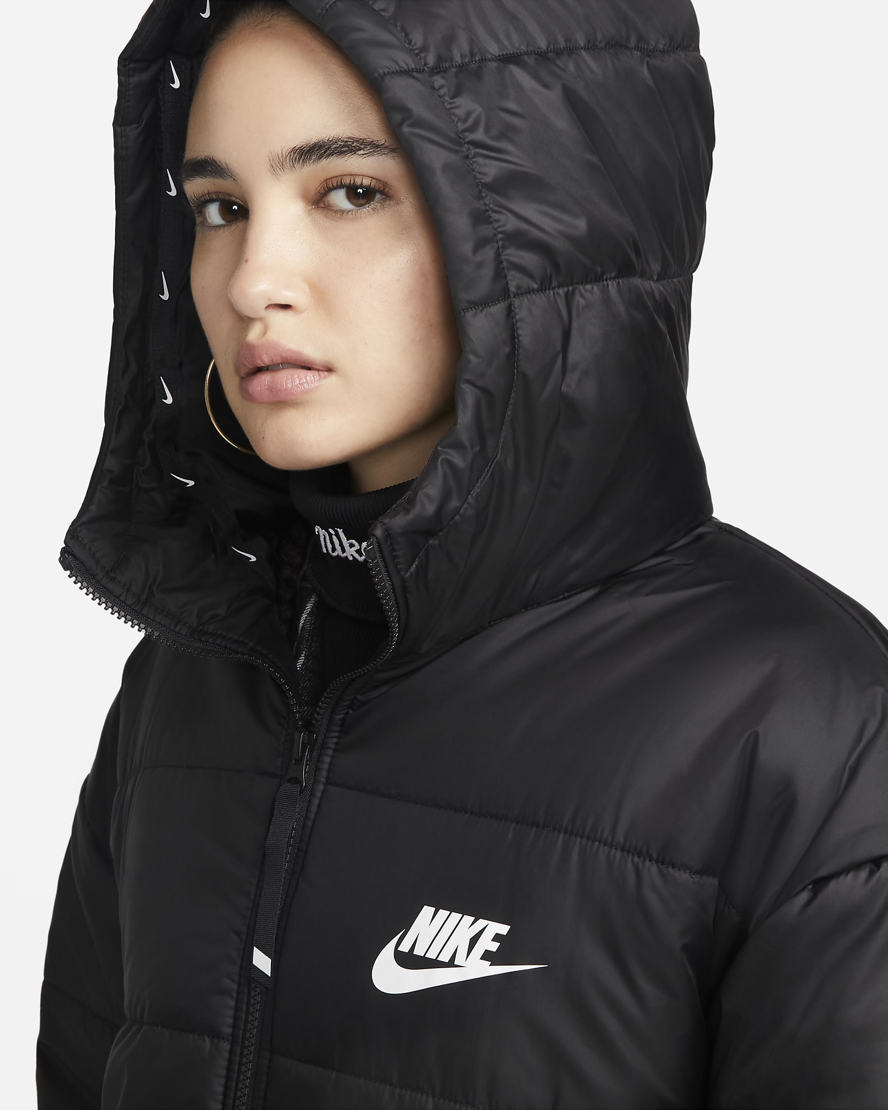 Parka con cappuccio e imbottitura sintetica Nike Sportswear Therma-FIT Repel – Donna - Nero/Nero/Bianco