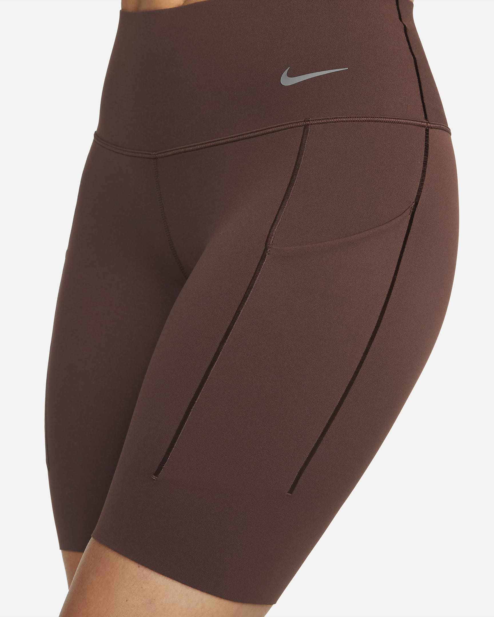 Shorts de ciclismo de 20 cm y tiro medio de media sujeción para mujer Nike Universa con bolsillos - Tierra/Negro