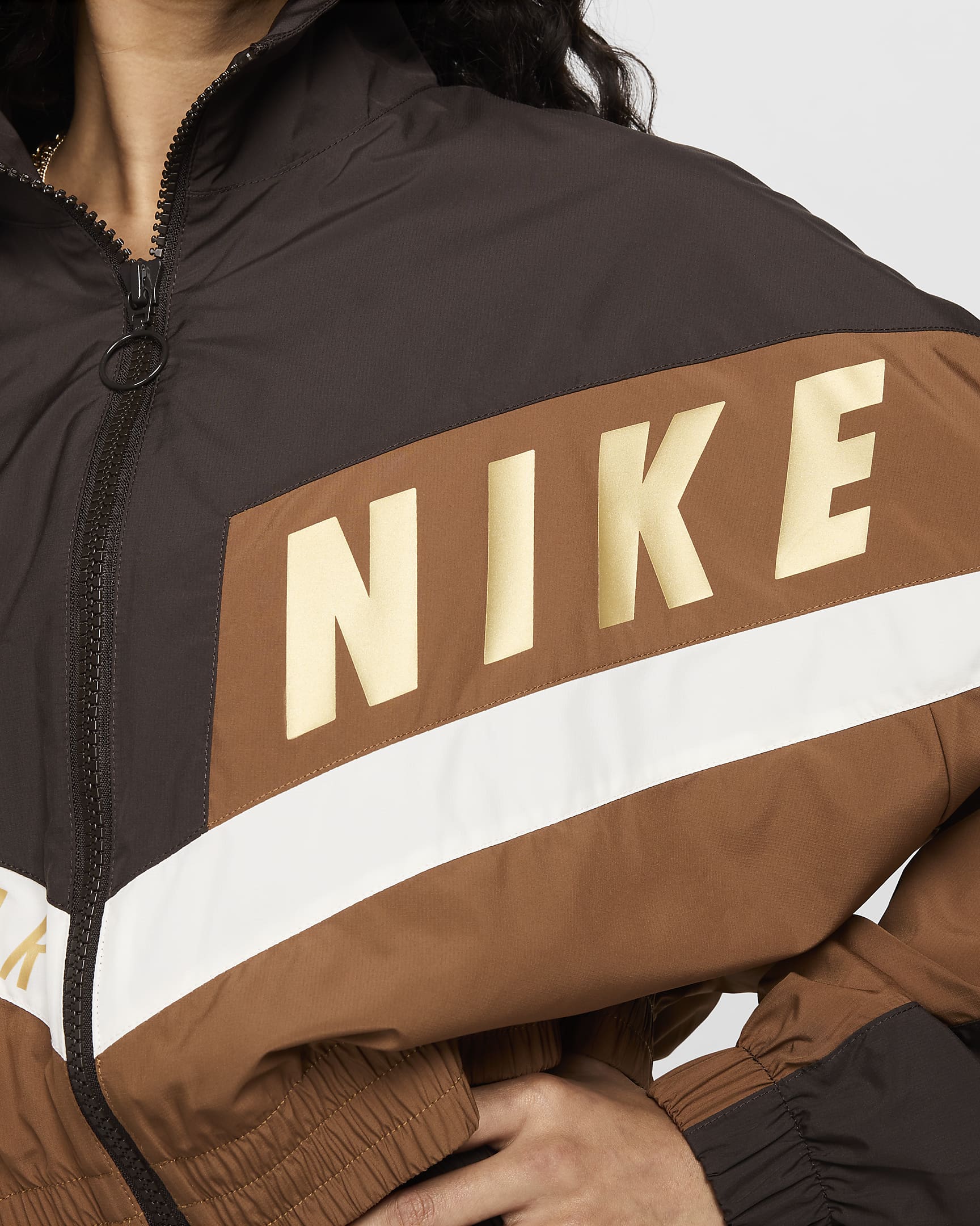 Nike Sportswear Chaqueta de tejido Woven - Mujer - Velvet Brown/Light British Tan/Sail