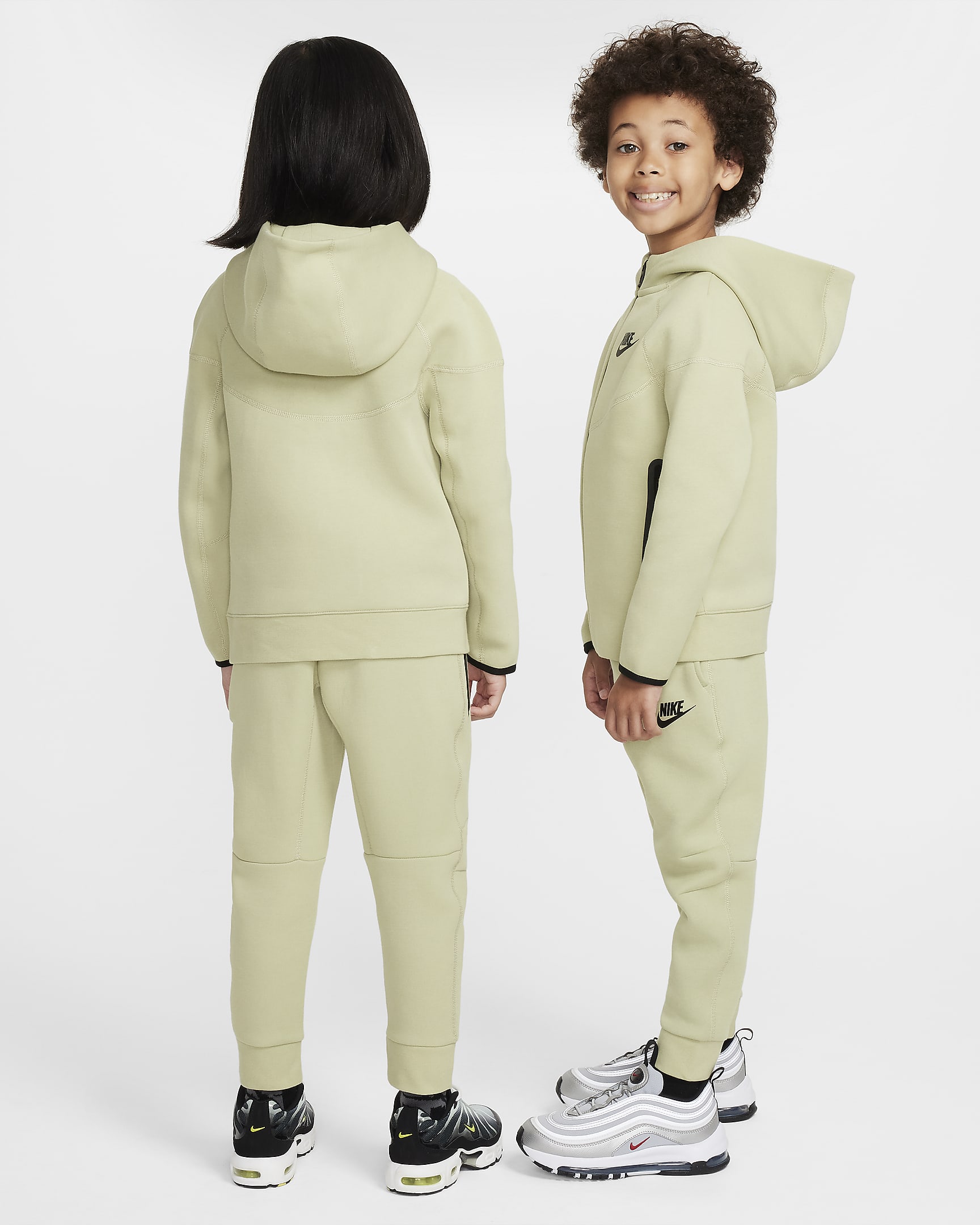 Nike Sportswear Tech Fleece Full-Zip Set 2-teiliges Hoodie-Set für jüngere Kinder - Olive Aura