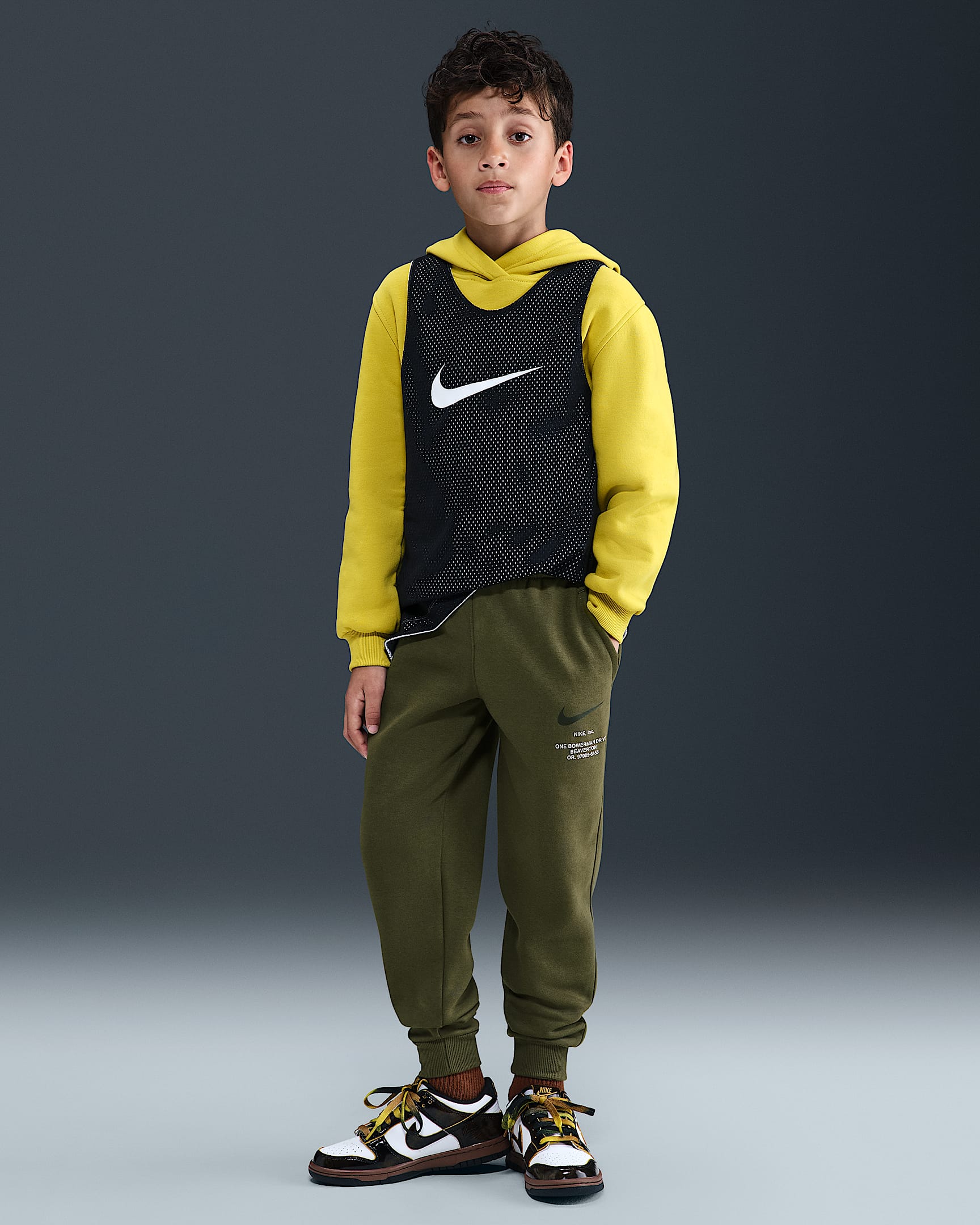Joggingbyxor Nike Sportswear i fleece för ungdom (killar) - Cargo Khaki/Svart
