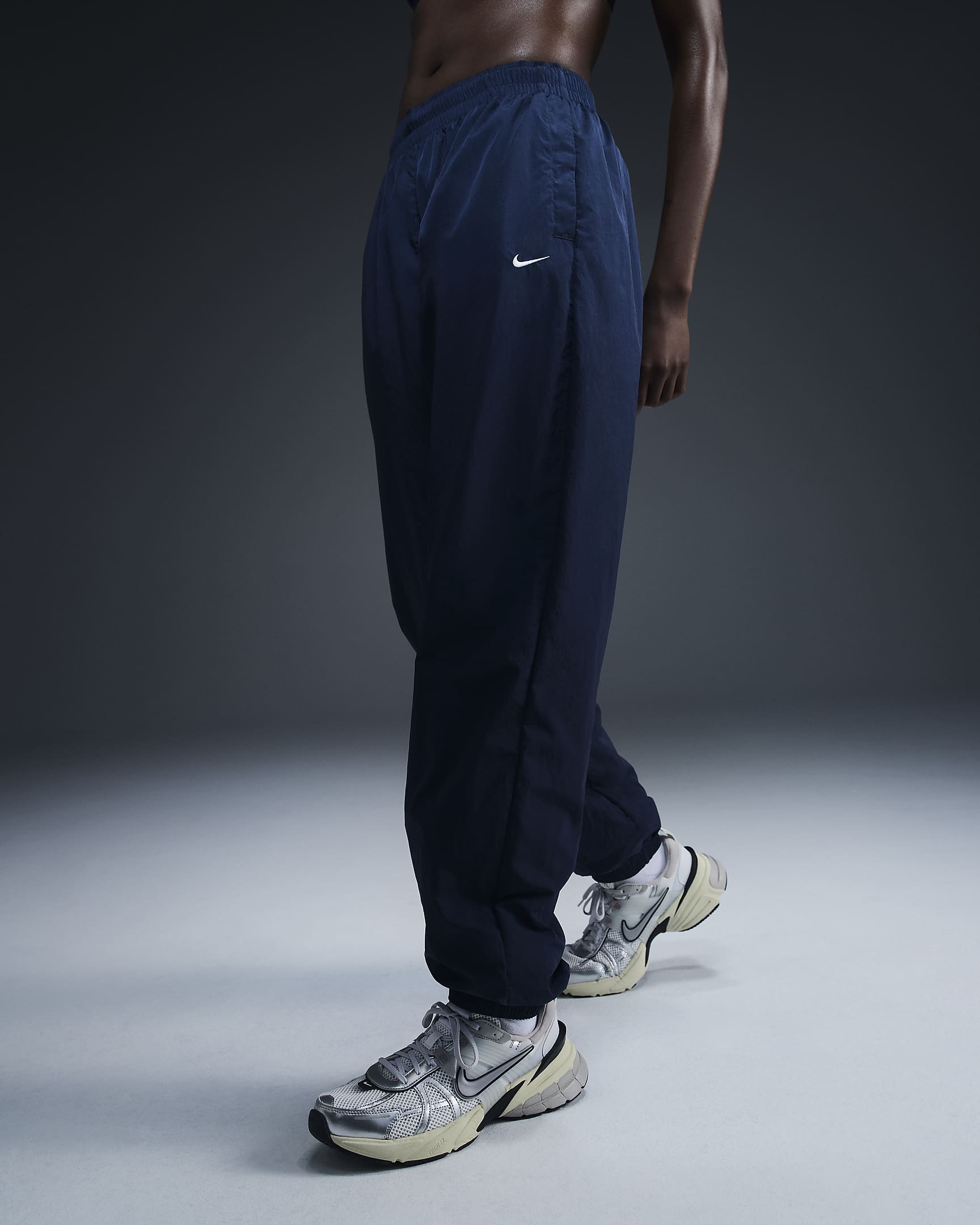 Dámské volnější tkané běžecké kalhoty Nike Sportswear Essential se středně vysokým pasem - Armory Navy/Bílá