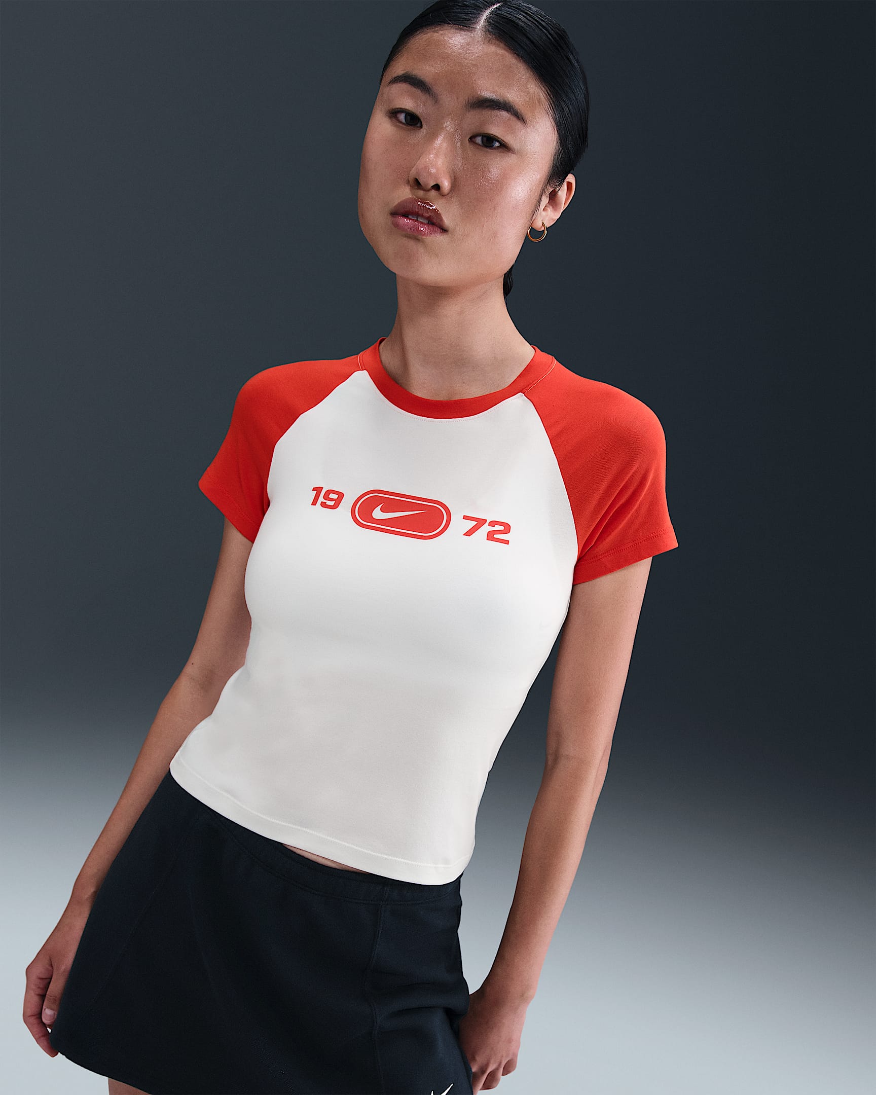 เสื้อยืดทรงเข้ารูปมีกราฟิกผู้หญิง Nike Sportswear Chill Knit - Sail/Picante Red