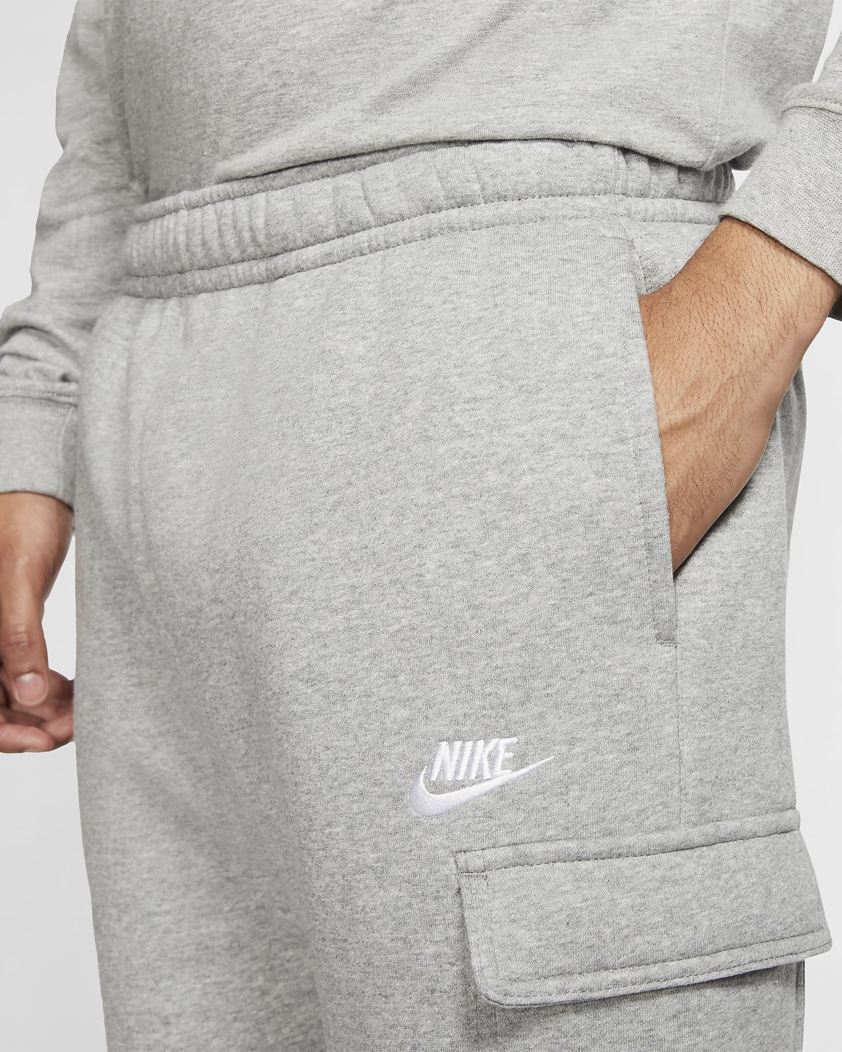 Nike Sportswear Club Fleece cargobukse til herre - Dark Grey Heather/Matte Silver/Hvit