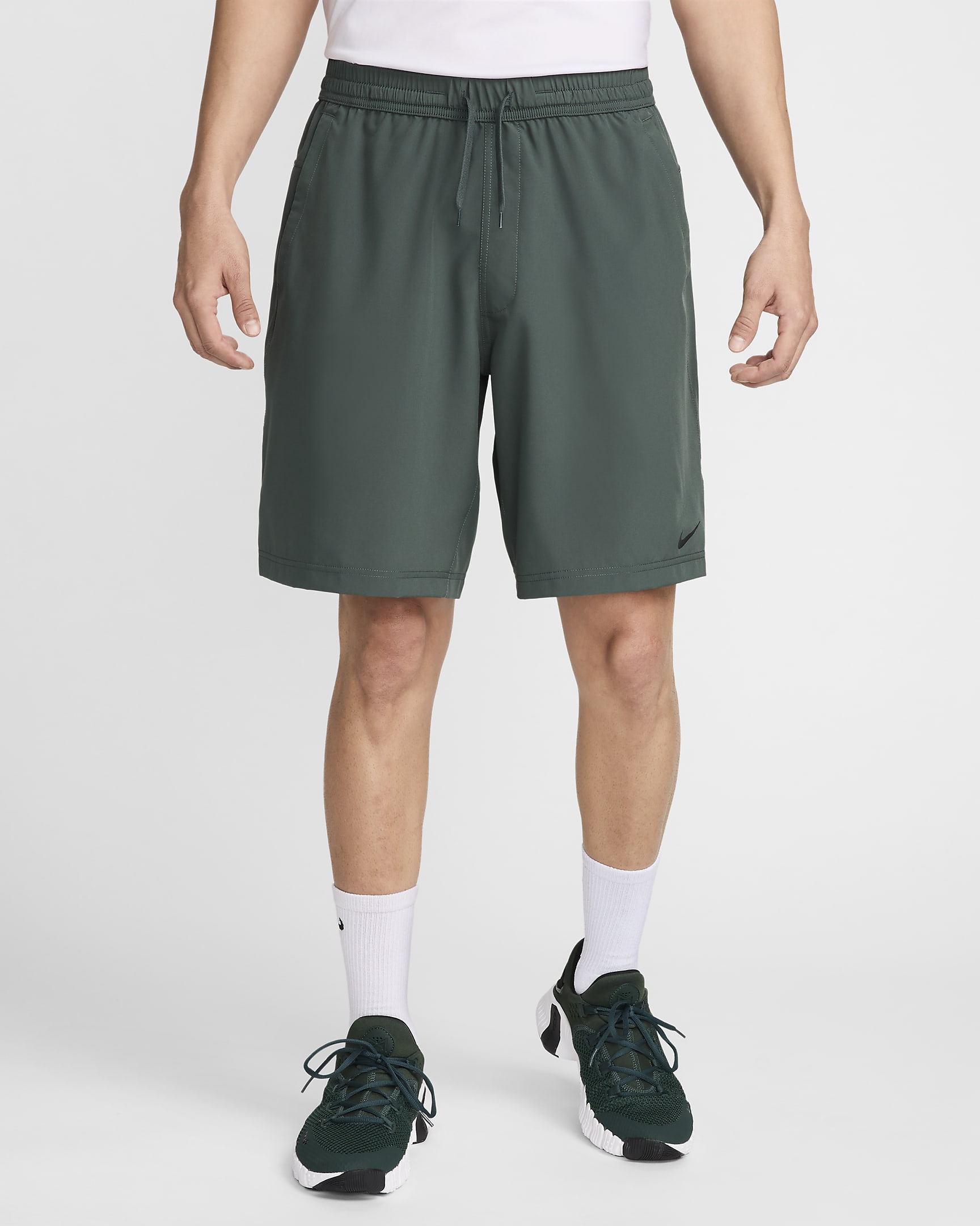 Shorts versátiles Dri-FIT de 23 cm sin forro para hombre Nike Form - Verde vintage/Negro