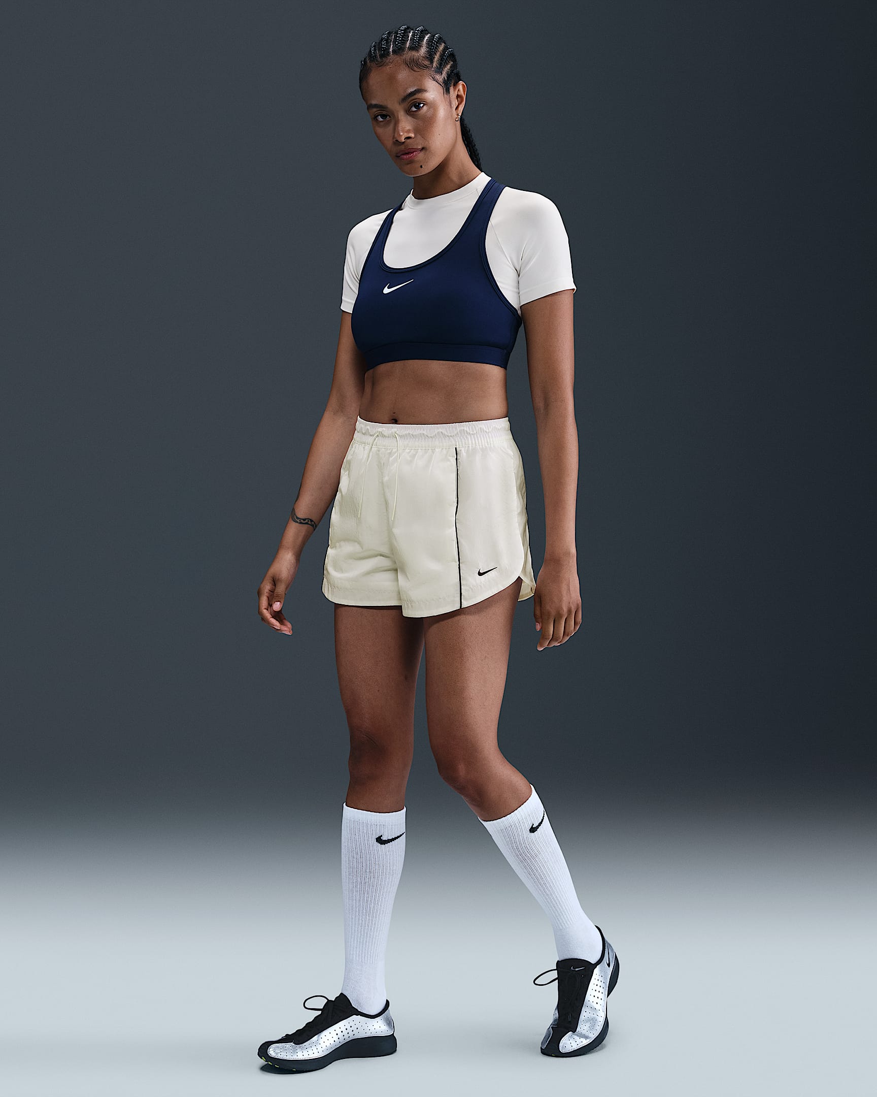 Shorts de tejido Woven de tiro medio de 5 cm para mujer Nike Windrunner - Vela/Azul marino medianoche/Azul marino medianoche