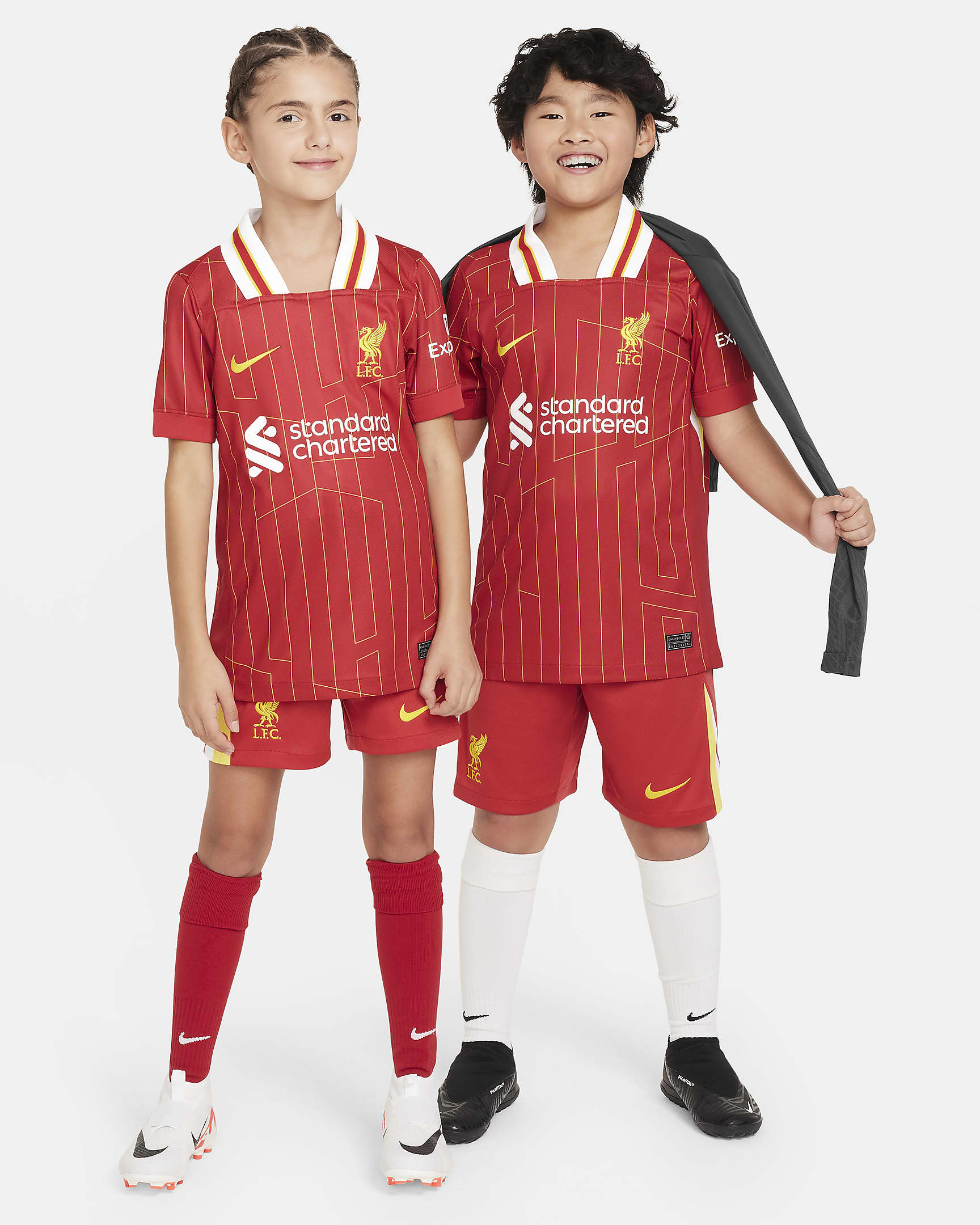 Jersey de fútbol Nike Dri-FIT Replica del Liverpool FC local 2024/25 Stadium para niños talla grande - Rojo gimnasio/Blanco/Amarillo cromo