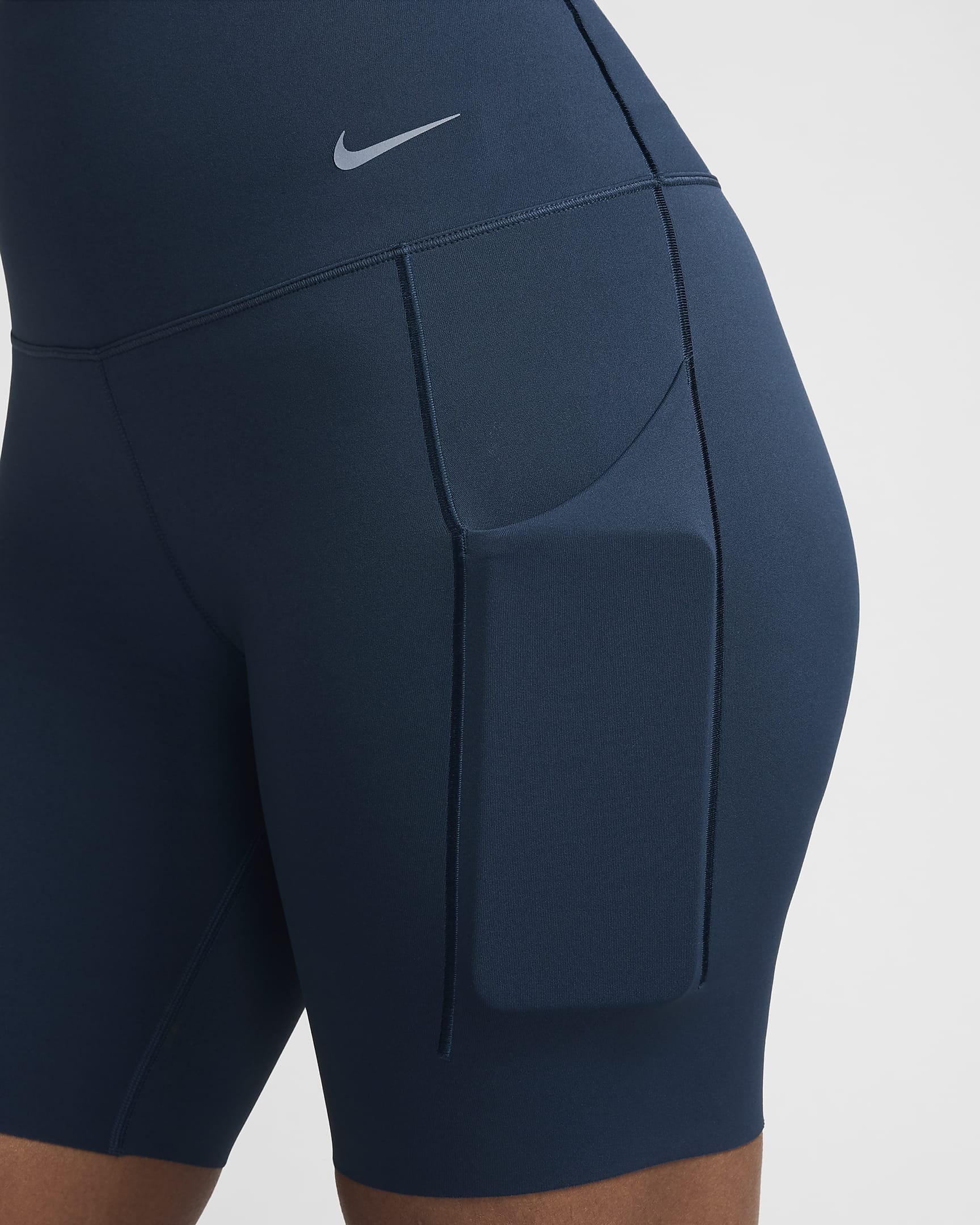 Shorts de ciclismo con bolsillos de 20 cm de tiro alto y media sujeción para mujer Nike Universa - Azul marino militar/Negro