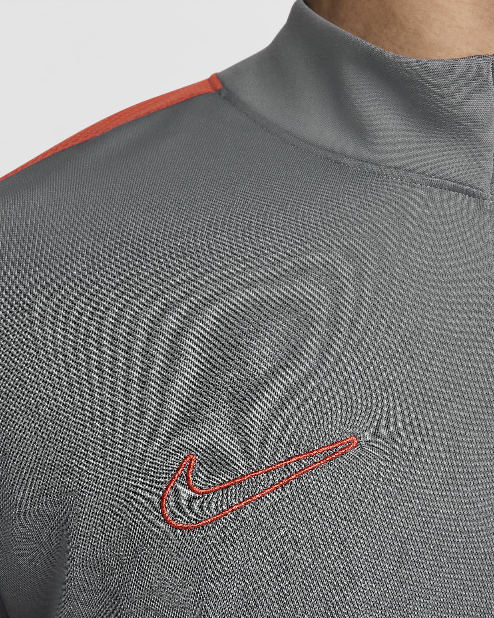 Playera de fútbol de medio cierre Dri-FIT para hombre Nike Academy - Gris hierro/Rojo dragón/Rojo dragón