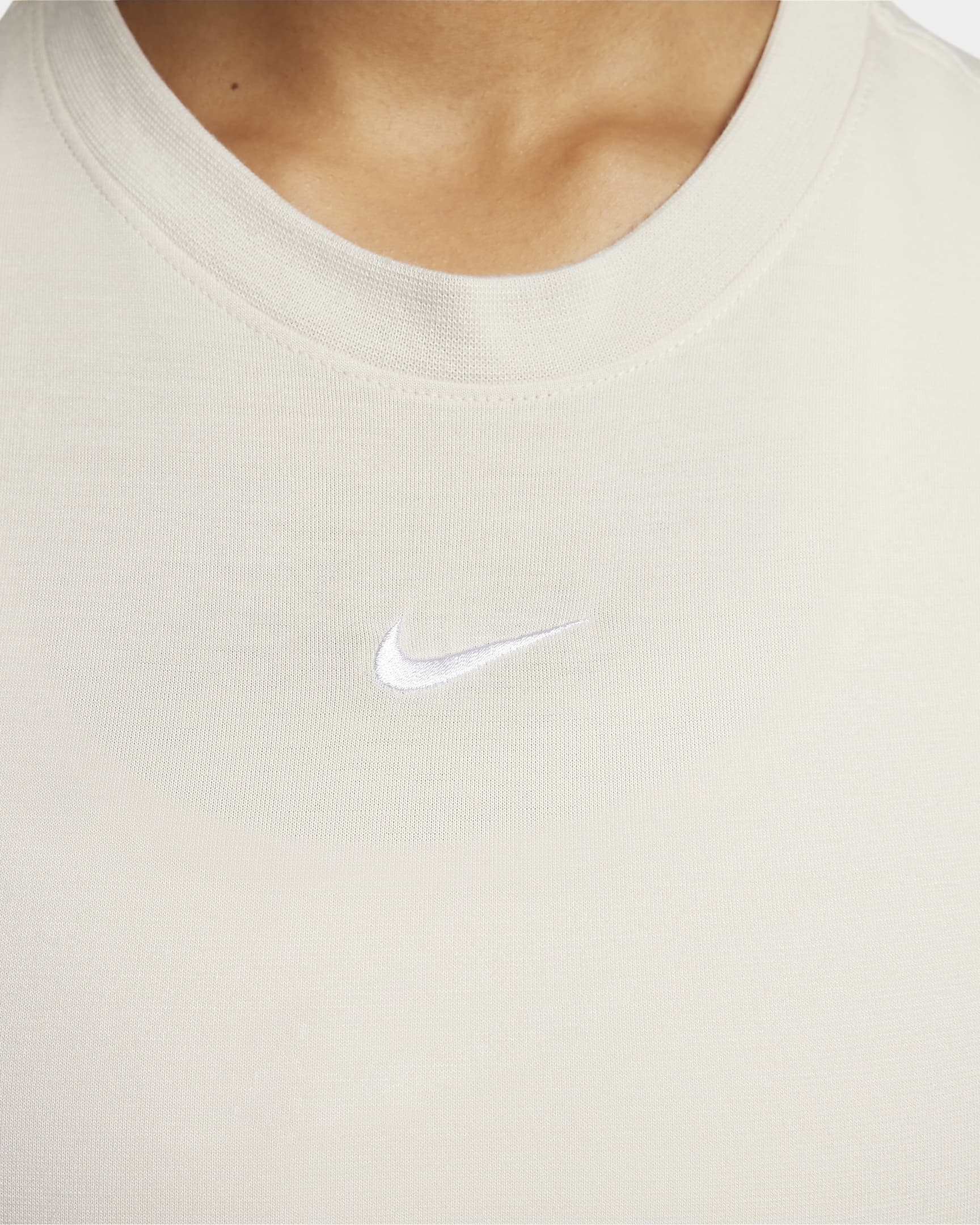 Playera slim cropped para mujer Nike Sportswear Essential - Marrón verdoso claro