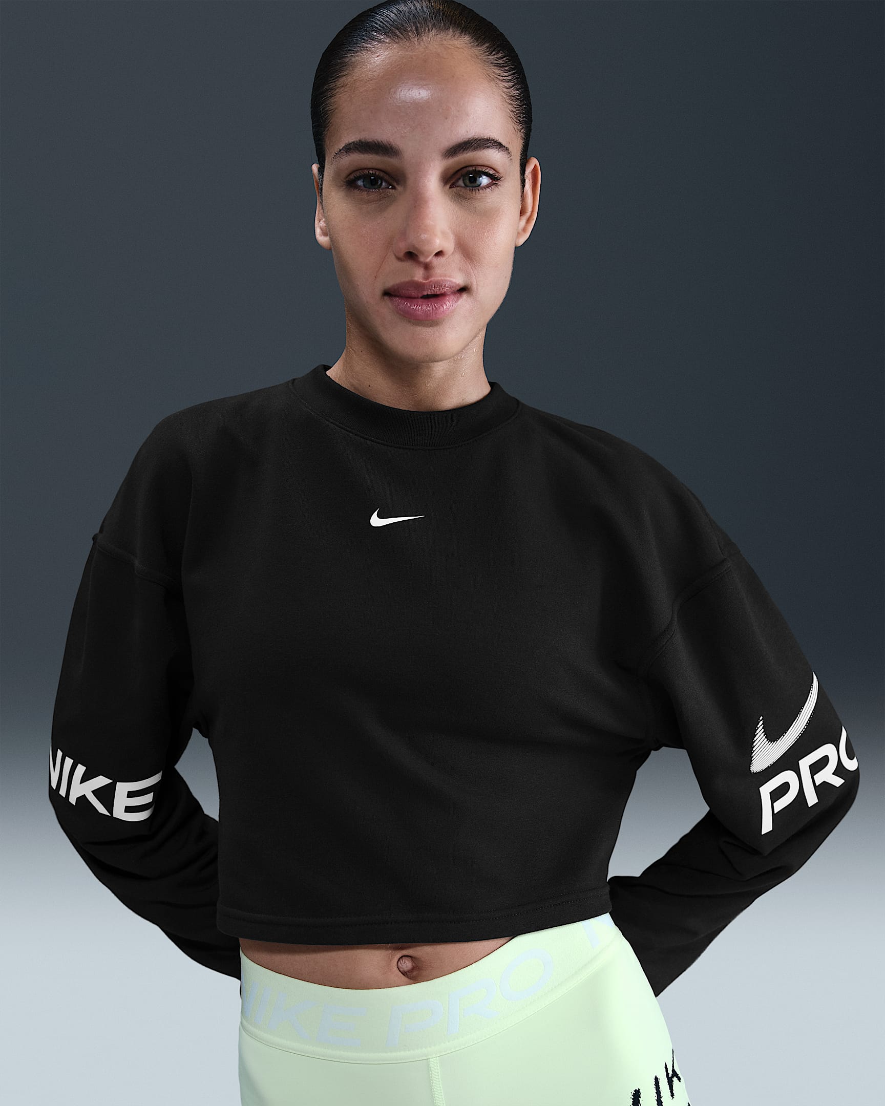 Sudadera de cuello redondo de tejido French Terry Dri-FIT holgada para mujer Nike Pro - Negro/Blanco/Blanco