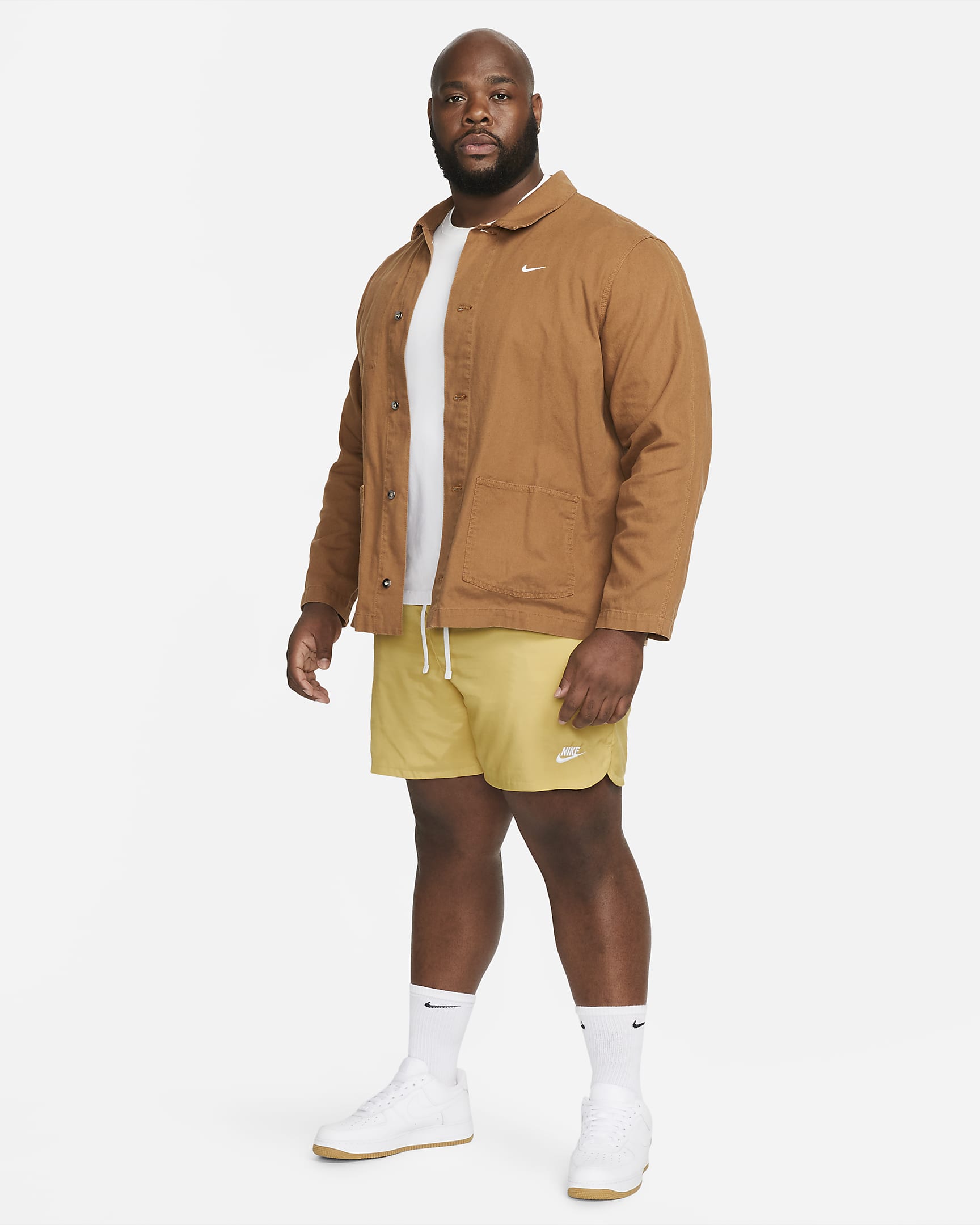 Shorts de ajuste relajado de tejido Woven forrados para hombre Nike Sportswear Sport Essentials - Oro trigo/Blanco