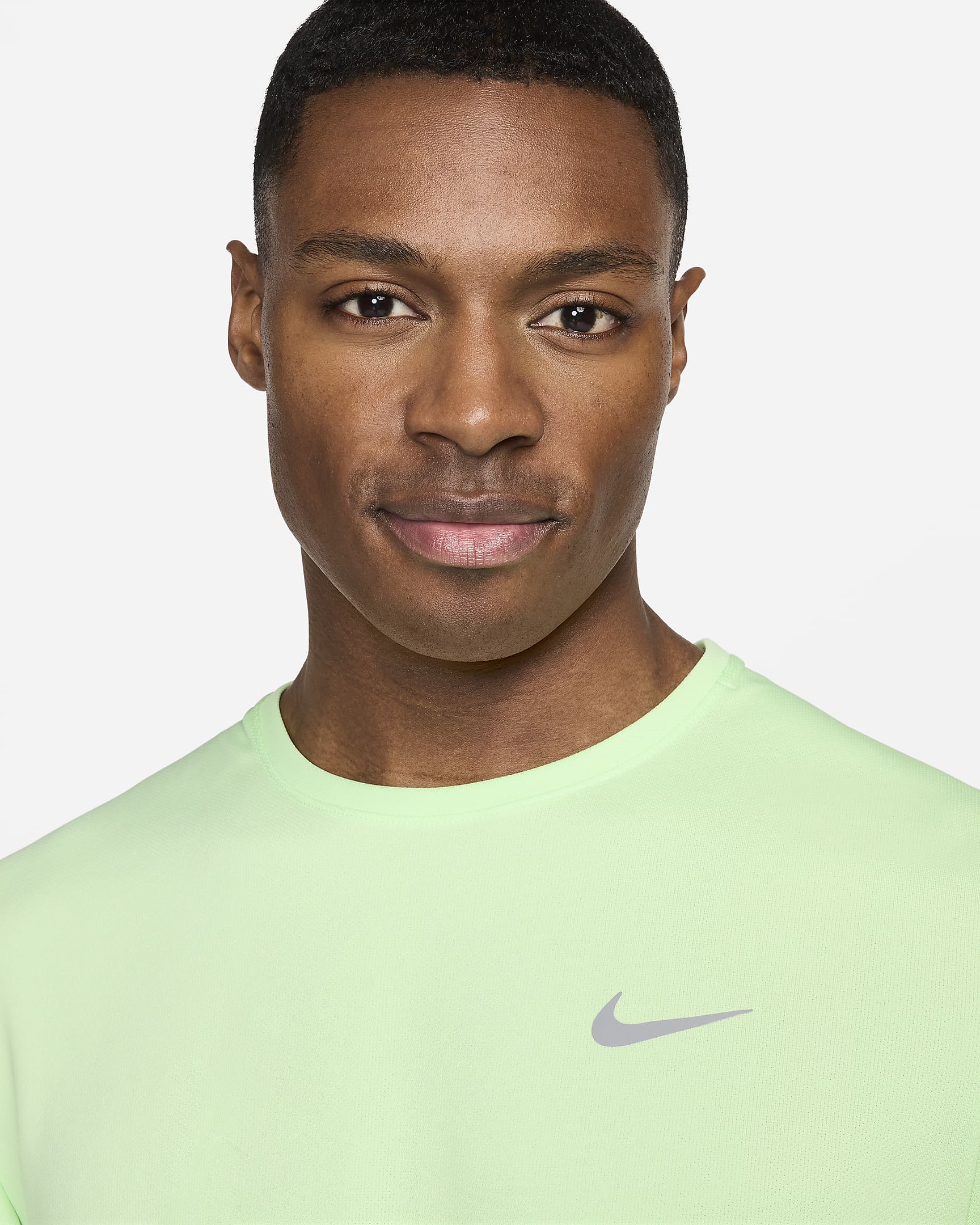 Nike Miler Nike Dri-FIT UV Kurzarm-Laufoberteil für Herren - Vapor Green