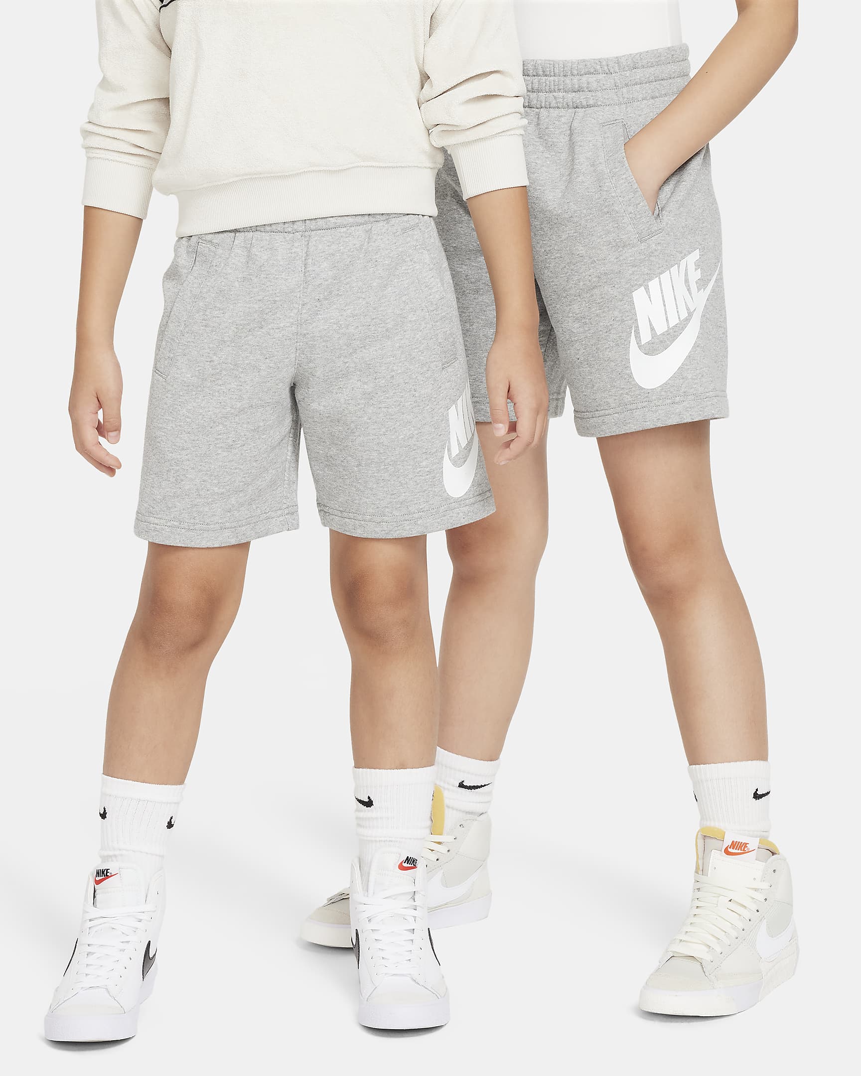 Shorts in French Terry Nike Sportswear Club Fleece – Ragazzo/a - Dark Grey Heather/Base Grey/Bianco