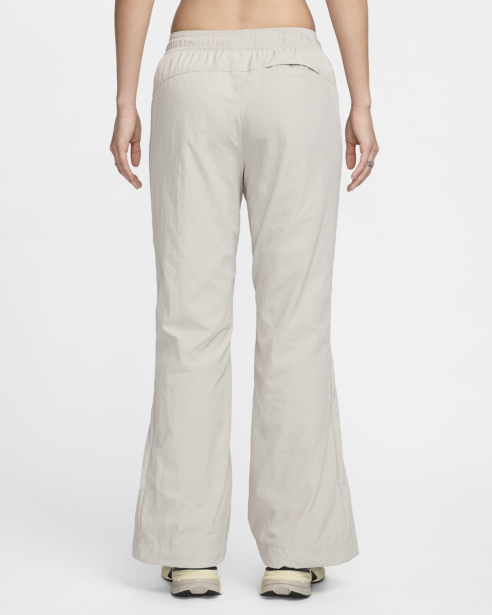 Pantalon à zip taille mi-haute déperlant Nike Sportswear Collection pour femme - Light Iron Ore/Blanc