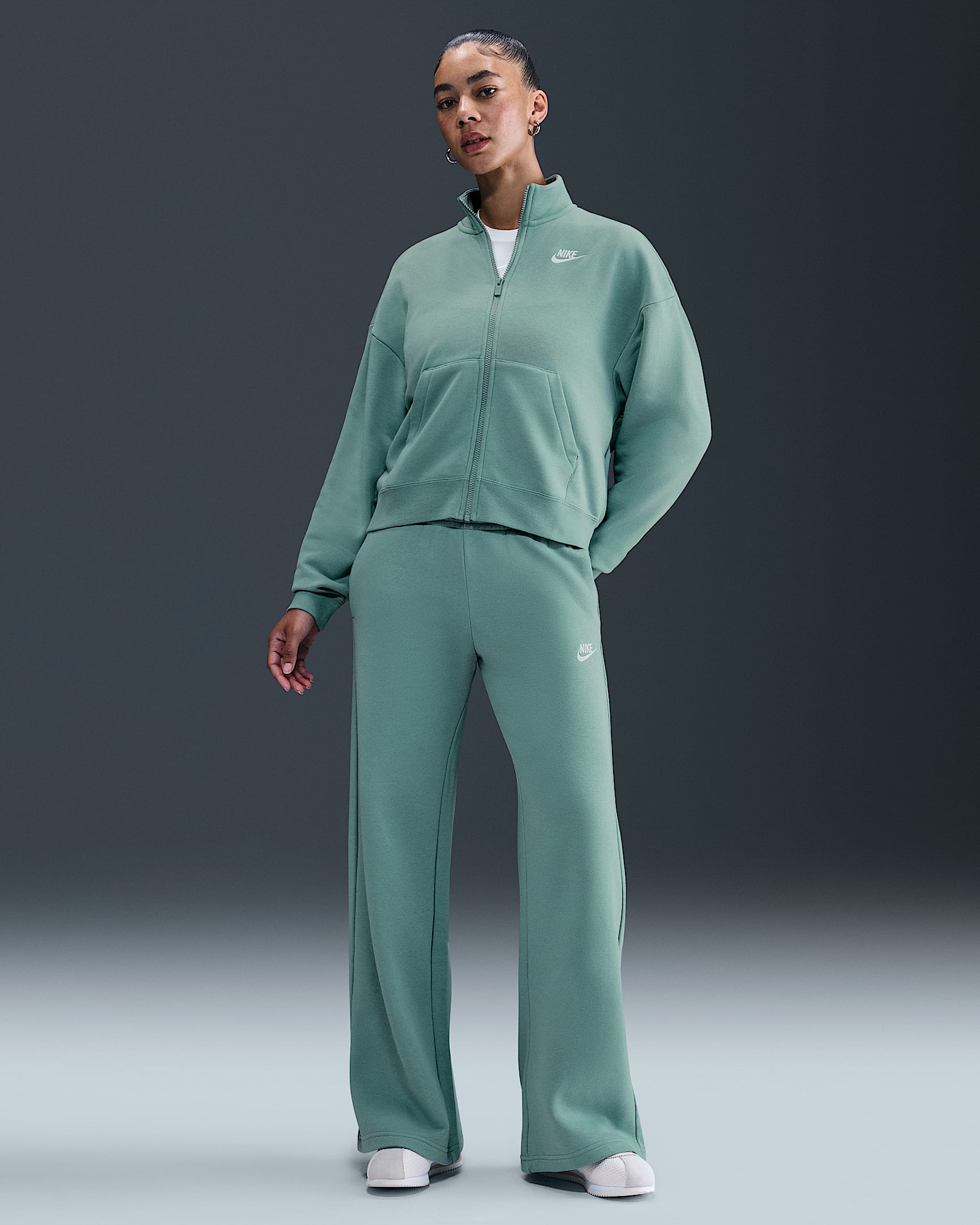Pants de entrenamiento de piernas anchas de tiro medio para mujer Nike Sportswear Club Fleece - Cañón/Blanco