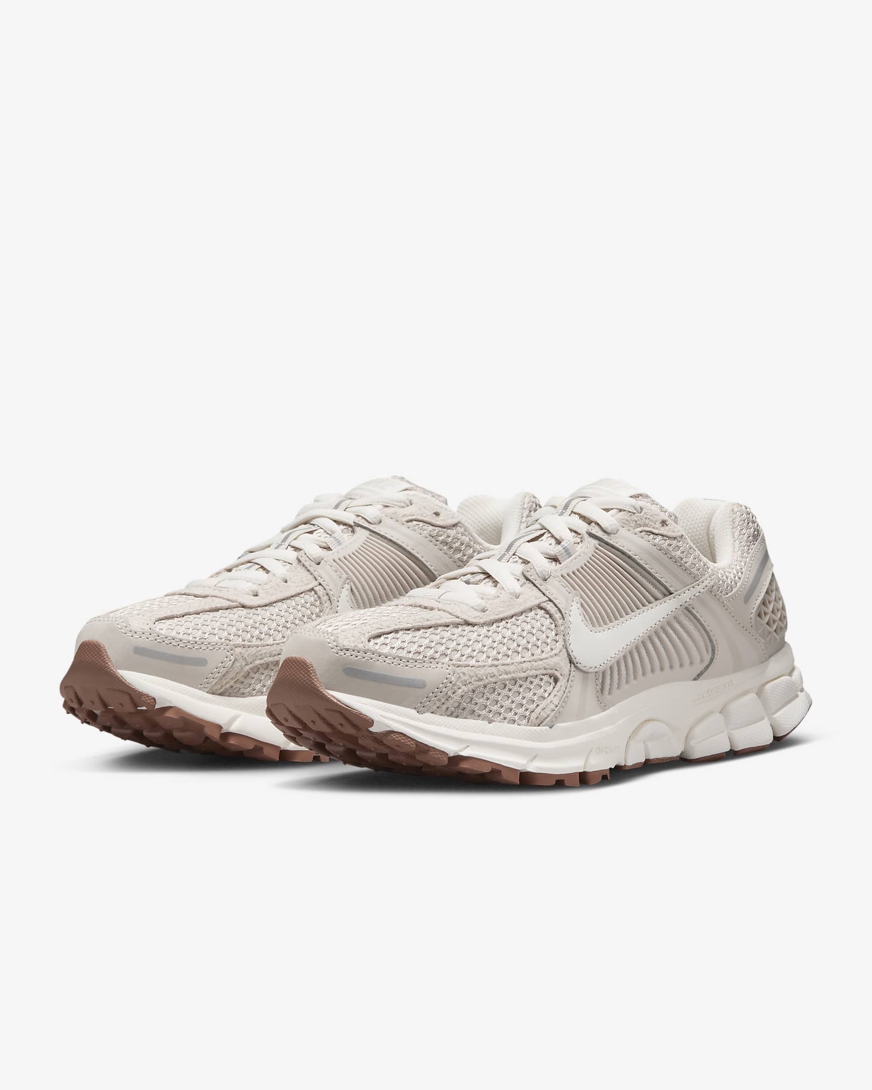 Calzado para mujer Nike Zoom Vomero 5 - Marrón verdoso claro/Plata metalizado/Marrón medio goma/Vela