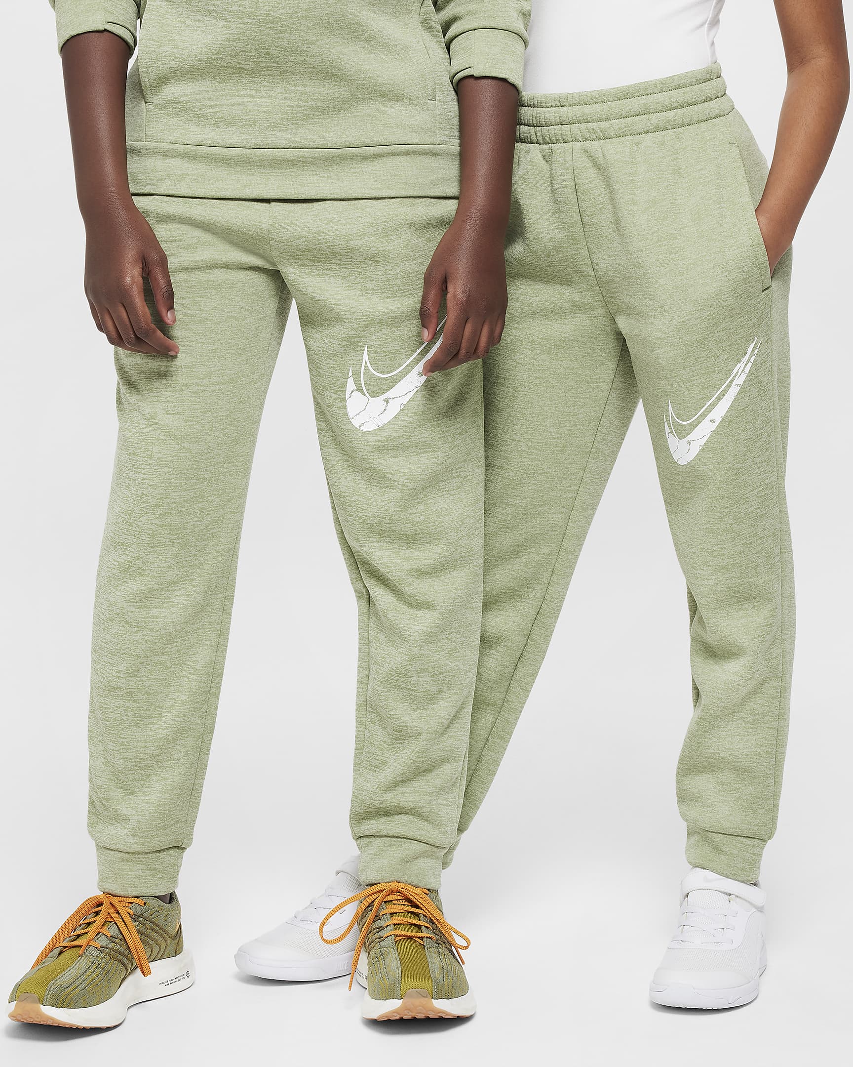 Nike Multi Stain Repel Older Kids' Therma-FIT Joggers - Oil Green/Olive Aura/Heather/White