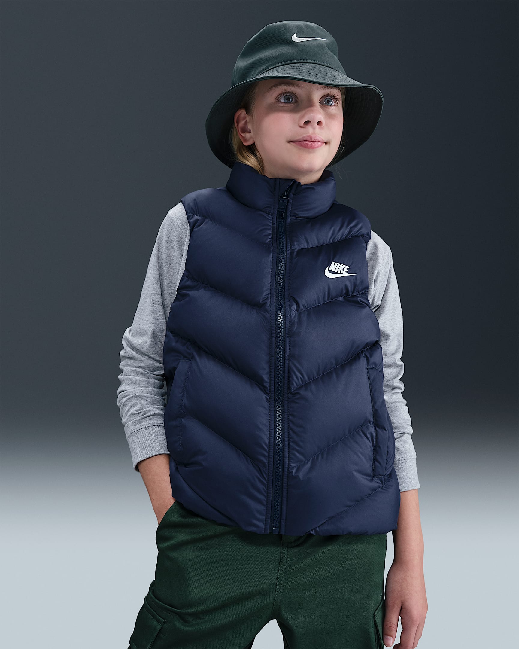 Nike Sportswear All Day Play Therma-FIT boblevest med ledig passform til store barn - Midnight Navy/Hvit