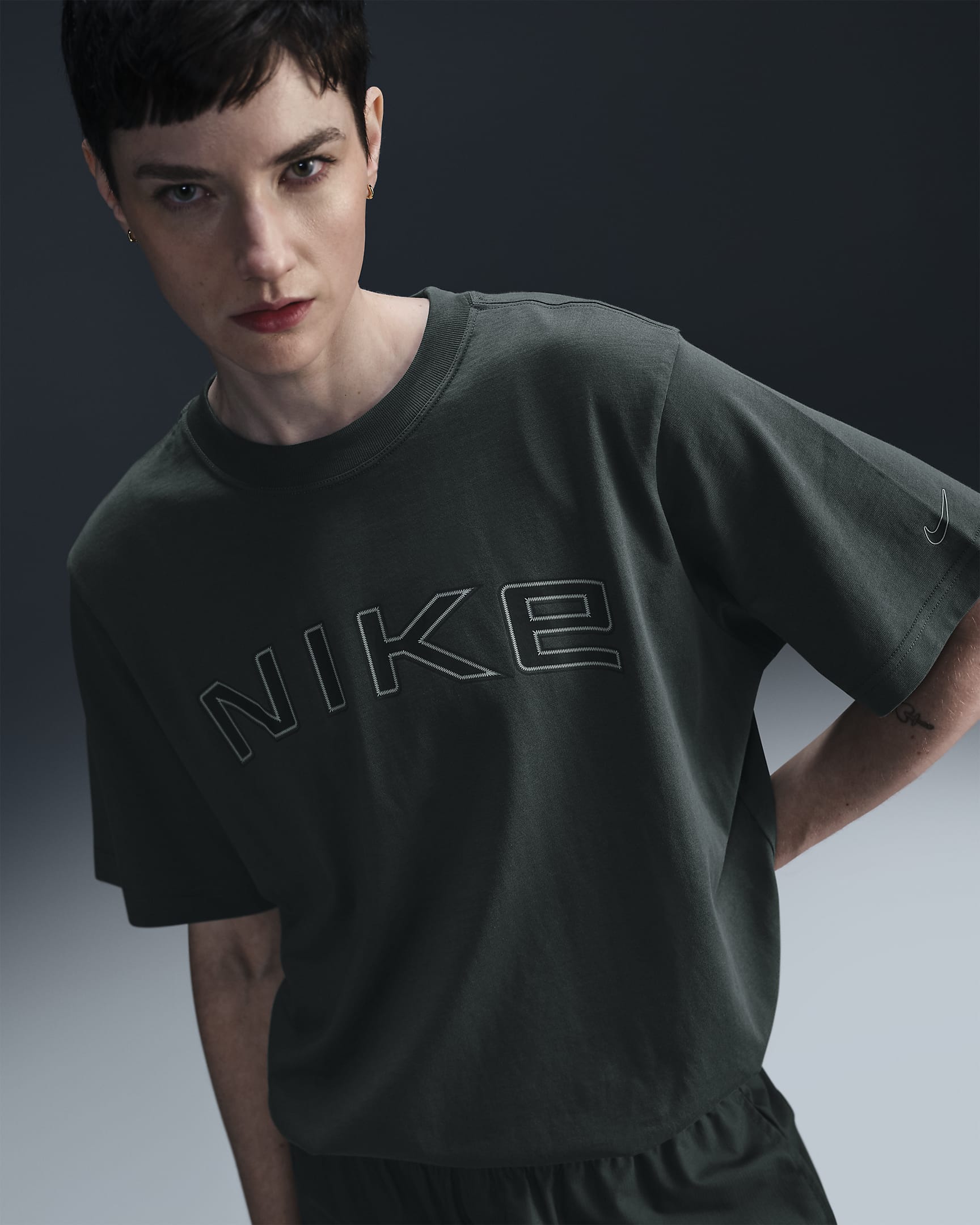 Nike Sportswear weites Kurzarmshirt mit Grafik (Damen) - Vintage Green