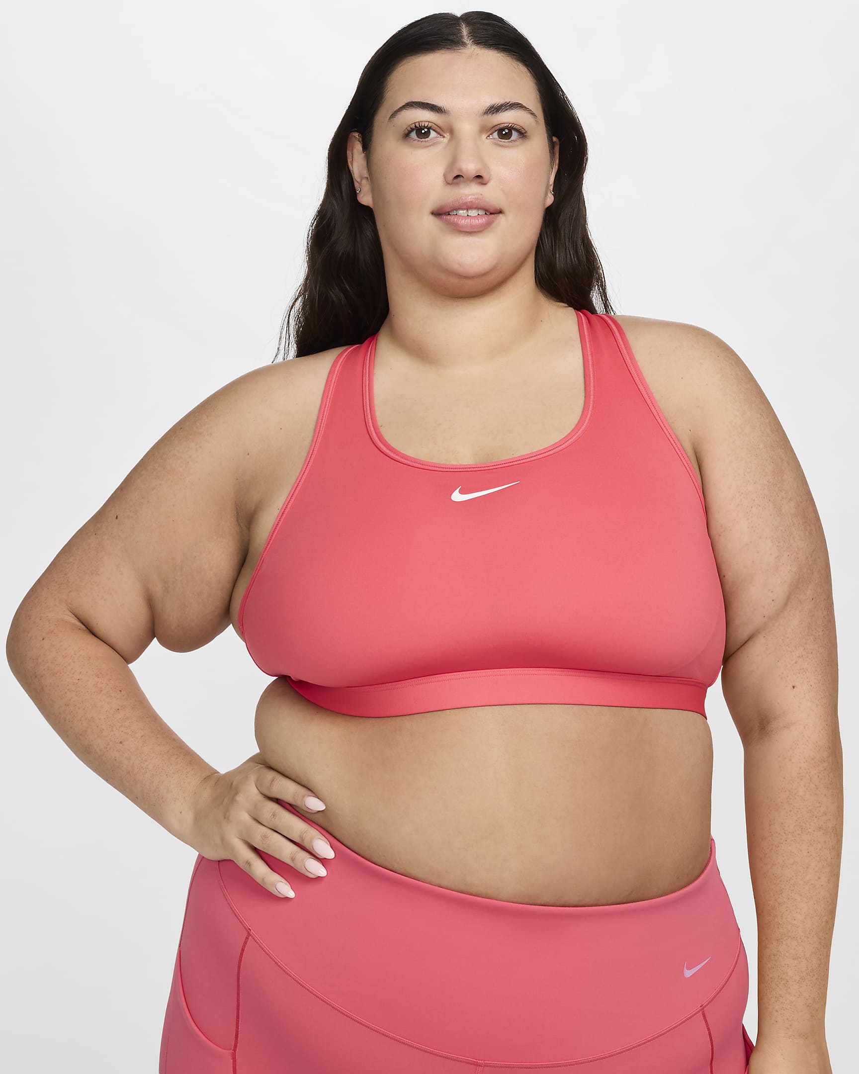 Bra deportivo con almohadillas para mujer (talla grande) Nike Swoosh Medium Support - Rosa margarita/Blanco