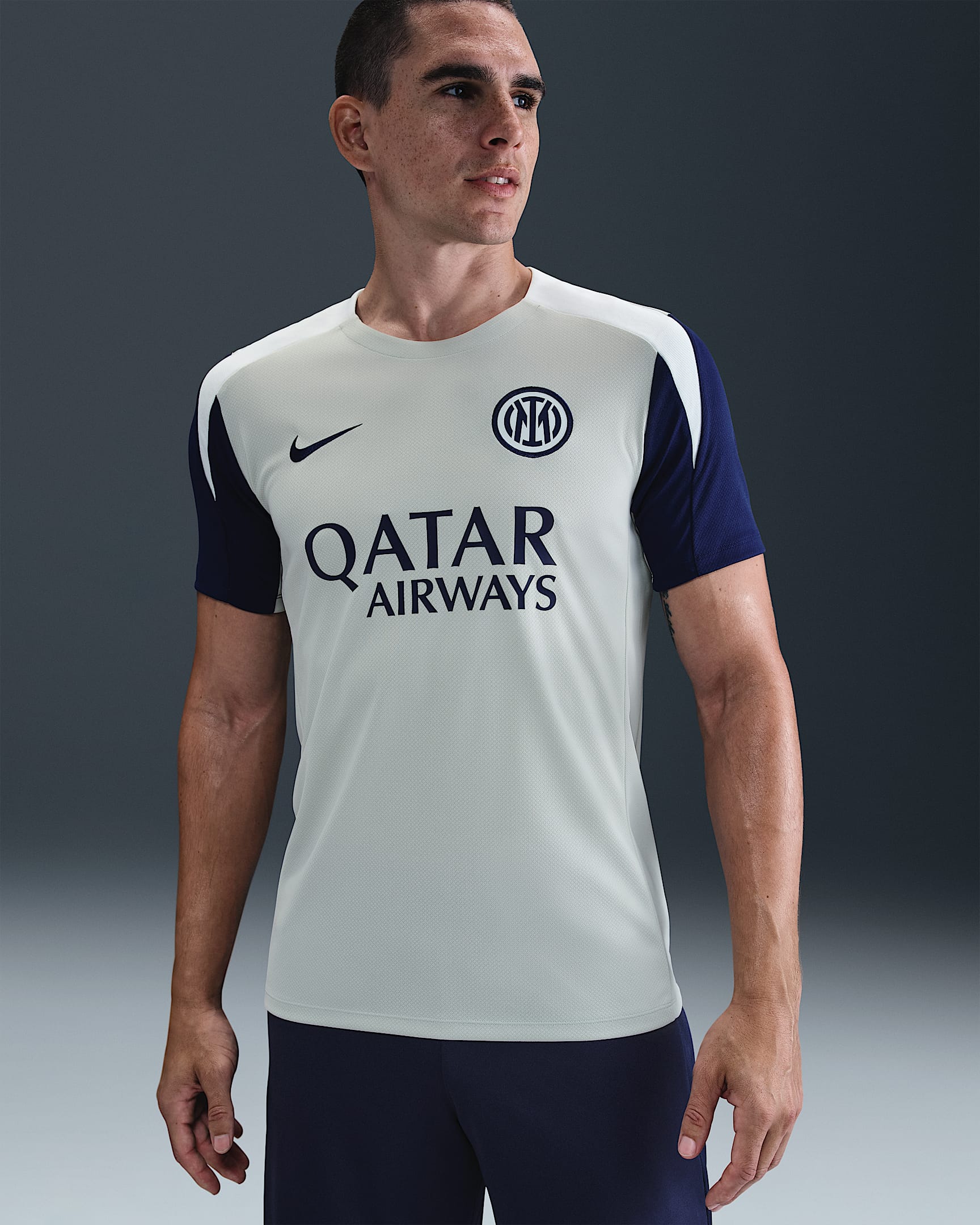 Haut de foot à manches courtes Nike Dri-FIT Inter Milan Strike pour homme - Grey Haze/Blue Void/Ghost Aqua/Blue Void