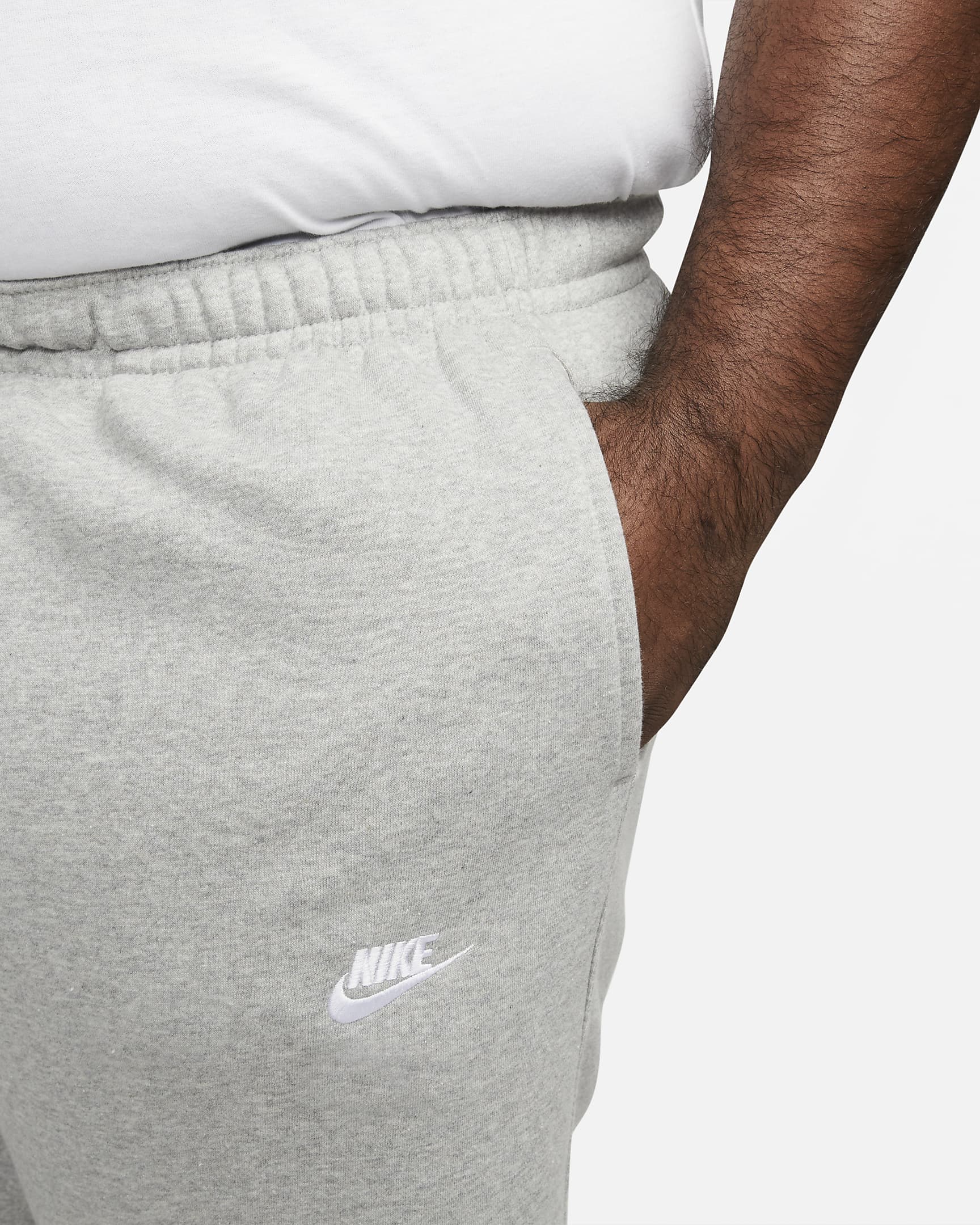Pantalon Nike Sportswear Club Fleece pour Homme - Dark Grey Heather/Matte Silver/Blanc