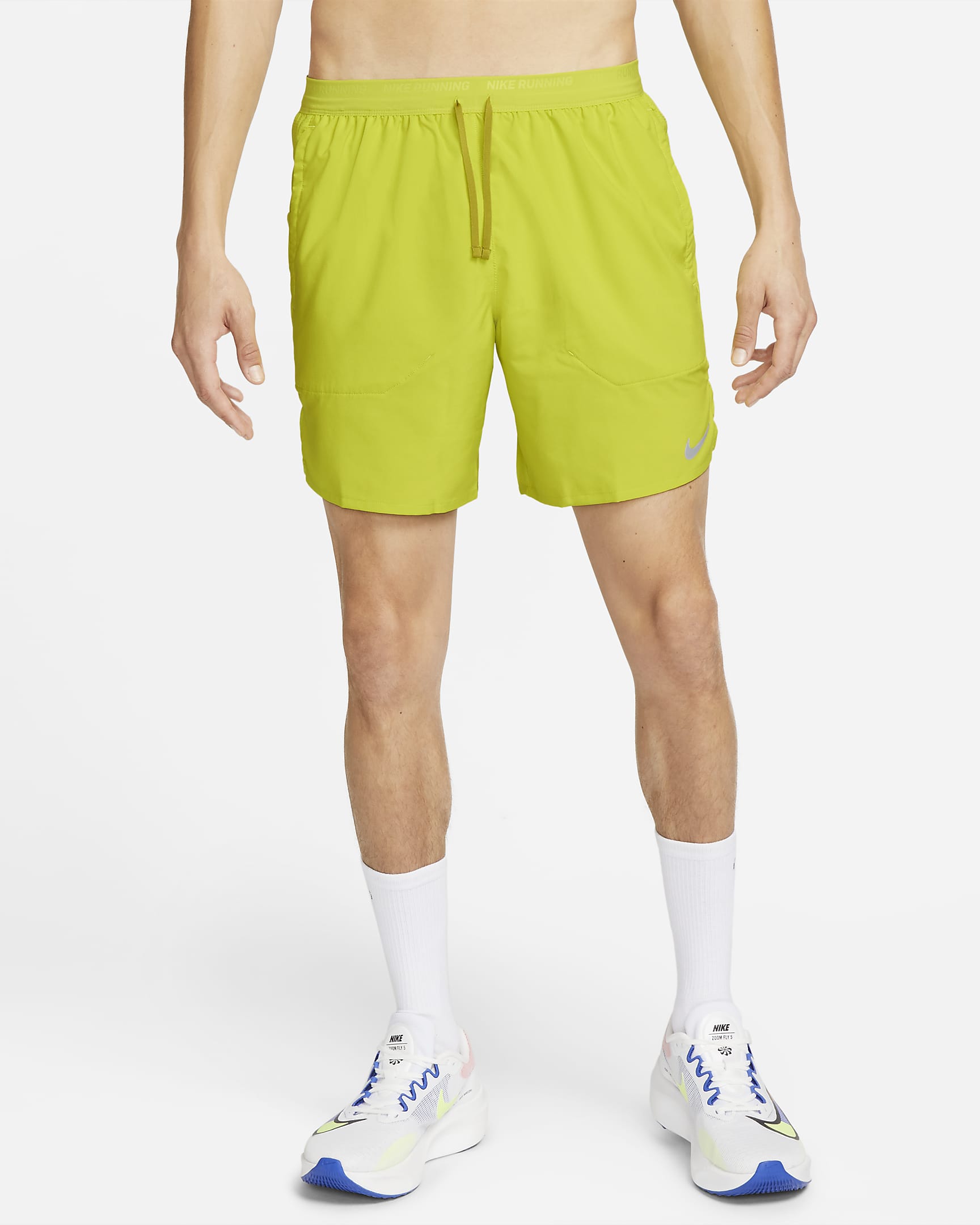 Shorts de correr Dri-FIT de 18 cm con forro de ropa interior para hombre Nike Stride - Cactus brillante/Musgo